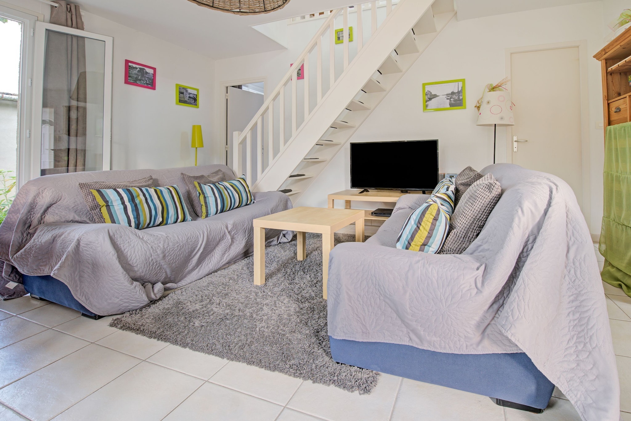 Wake up to the gentle sounds of nature in this cozy 2-bedroom apartment nestled beside the quays of Isigny-sur-Mer. Located in the Cotentin and Bessin Marshes park, it offers a serene setting close to the sea, perfect for a family of six. The heart-of-town location places you opposite the port and within walking distance of shops, restaurants, and the famous caramel factory.

Inside, the apartment features a well-equipped open-plan kitchen, a comfortable living room with a TV and DVD player, and WiFi for staying connected. The estate offers a peaceful atmosphere, ideal for relaxing after coastal adventures or exploring nearby historical sites. The morning breeze and birdsong make every day feel like a gentle escape.

Guests are kindly asked to leave the apartment tidy by removing sheets and towels and disposing of rubbish in the designated bins near Carrefour. A â‚¬200 deposit is required on arrival. With its charming location and thoughtful amenities, this holiday home is a delightful base for discovering Normandyâ€™s coastal beauty.