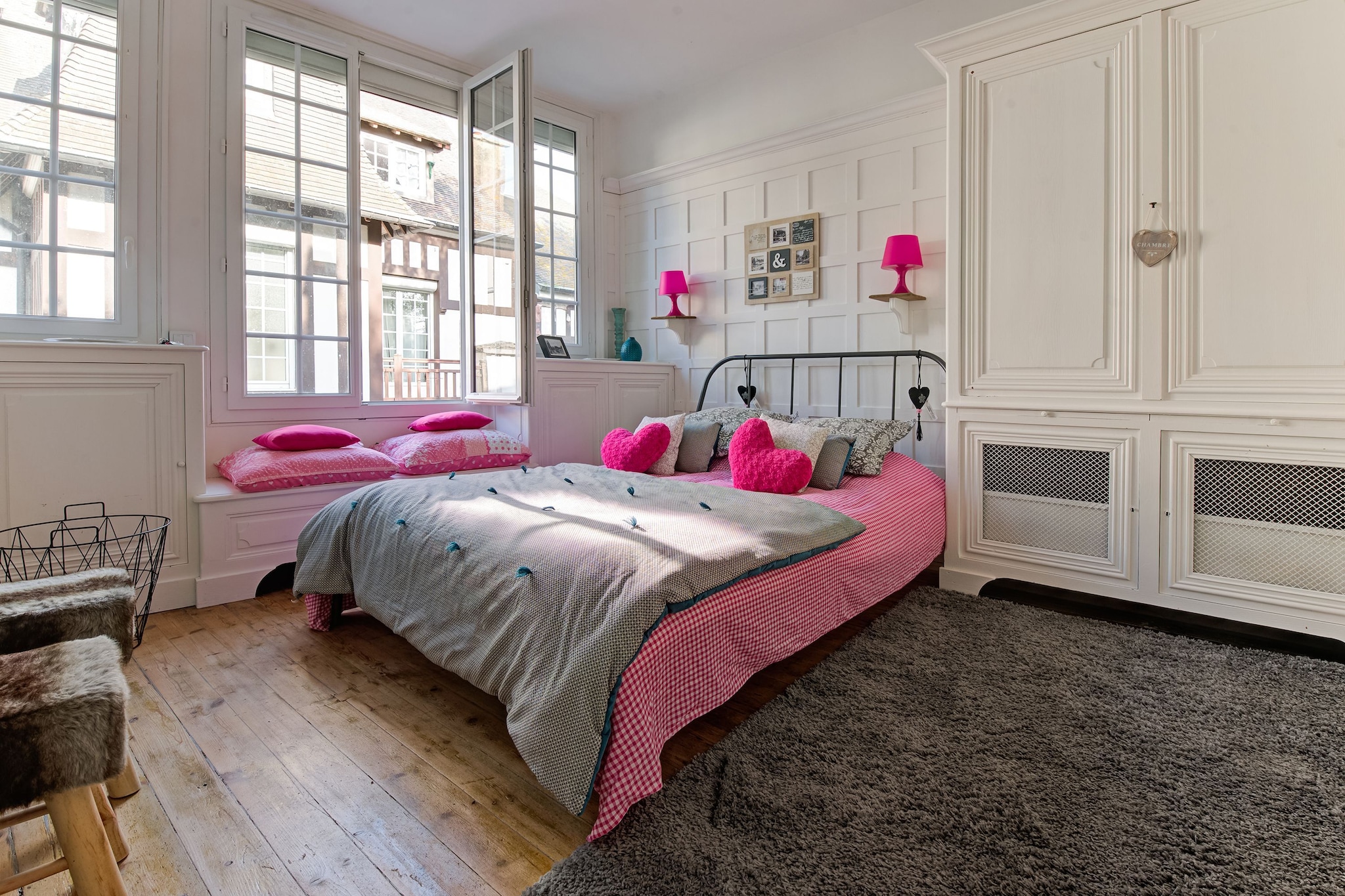 Escape with your partner to this charming, modern apartment in the heart of Isigny-sur-Mer. Located near the sea in the Cotentin and Bessin Marshes park, it offers a blissfully serene setting where mornings begin with birdsong and gentle breezes. The apartment's bright interior and stylish design create a perfect haven for a romantic getaway, with a terrace inviting barbecue dinners under the stars.
Centrally positioned, the home faces the port and is within walking distance of delightful shops and quaint restaurants. Embrace the local spirit with a visit to the renowned caramel factory and explore nearby horse-riding trails or unwind at the public swimming pool just 3 km away. Whether you're seeking a peaceful break or an adventurous holiday, this spot offers a lovely balance of both.
The open-plan kitchen is fully equipped, allowing you to craft your favorite meals, while garden furniture adds comfort to your quiet afternoons. A €200 deposit is collected onsite, and guests are kindly asked to gather used linens and dispose of trash before departure. Caen – Carpiquet Airport is just under an hour away, ensuring easy access to this pocket of paradise.