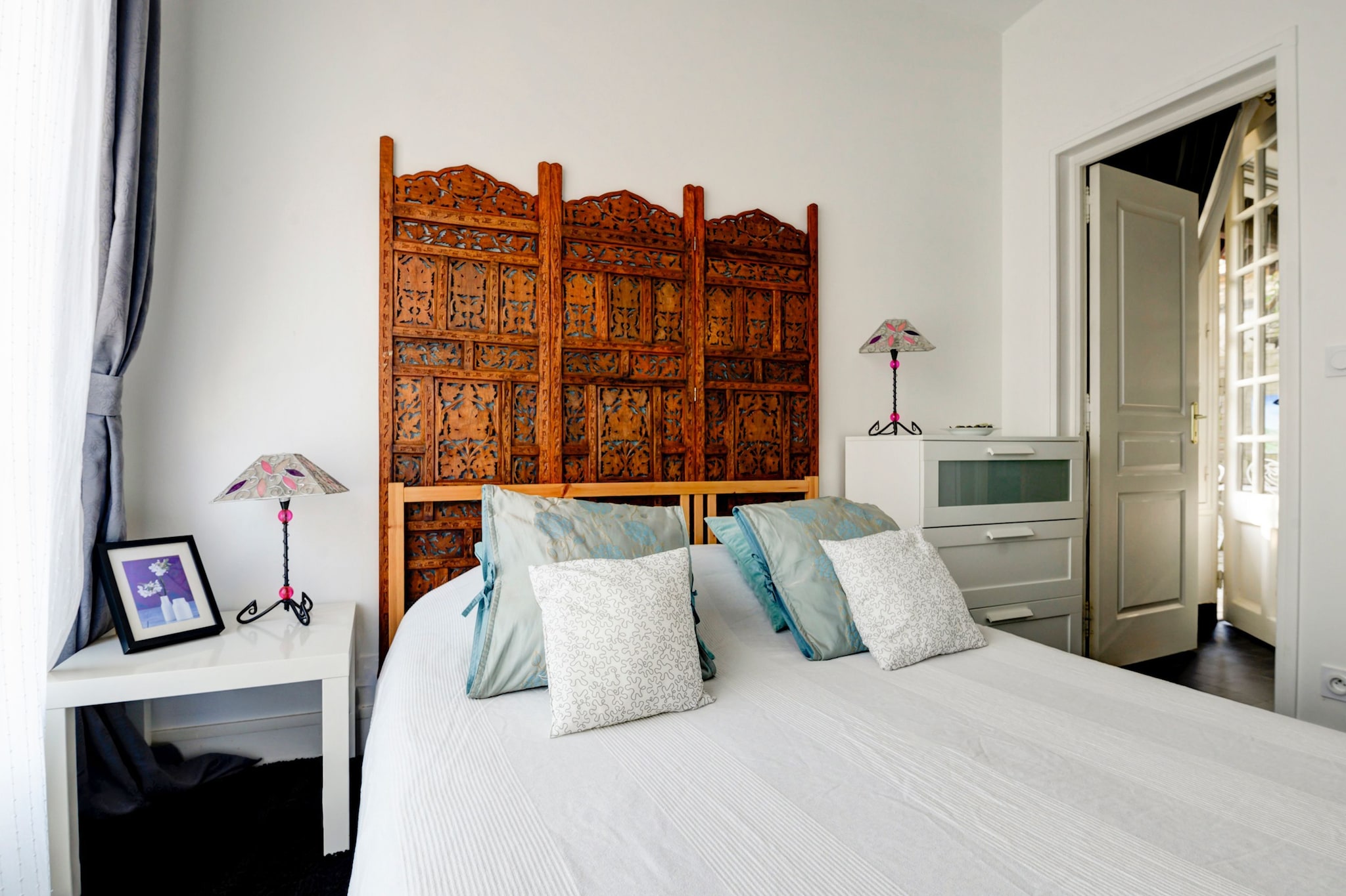 Ground floor: (Living room(14 m2)(seating area), open kitchen(dining table, oven, microwave, dishwasher, fridge), bedroom(10 m2)(double bed, TV), bathroom(5 m2)(shower, washbasin, toilet))\n\nterrace(private, fenced)