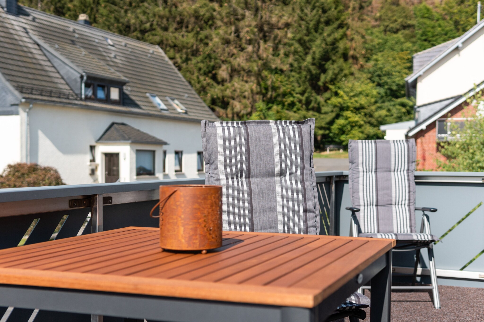 This snug, fully-furnished apartment on the ground floor opens onto a splendid wooded garden. The well-equipped interiors will make you feel comfortable while the private, fenced, south-facing terrace is ideal for enjoying the lovely seaside views. This home in Isigny-sur-Mer makes for an ideal romantic getaway for a couple or 2 friends and is also child-friendly.
Carrefour Market is only 260 m away while a variety of restaurants lie within 500 m radius of your stay. Marais du Cotentin et du Bessin - Territoire Natural Regional Park is only 16 km away and is an unmissable nature reserve which will make for a fun day visit. The Omaha Beach is 21 km away while Utah Beach is 28 km away, though both on the opposite sides of your stay, yet promise ample fun amid sun, sand and sea.
Enjoy a ‘zen’ break here with a living room with a fitted kitchen. Free parking in the street is available.
Caen – Carpiquet Airport is 57 km away.