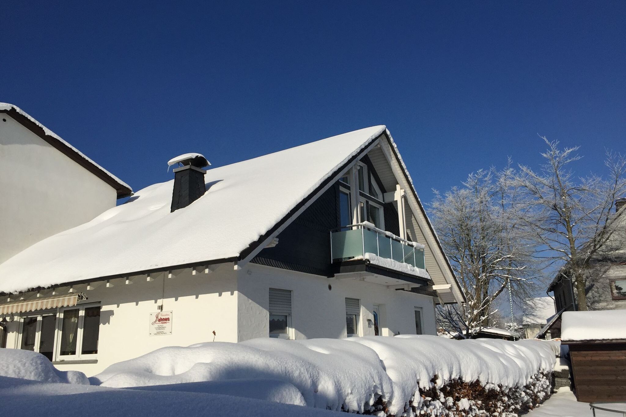 Schneebedecktes Ferienhaus in Winterberg mit Sauna, Garten