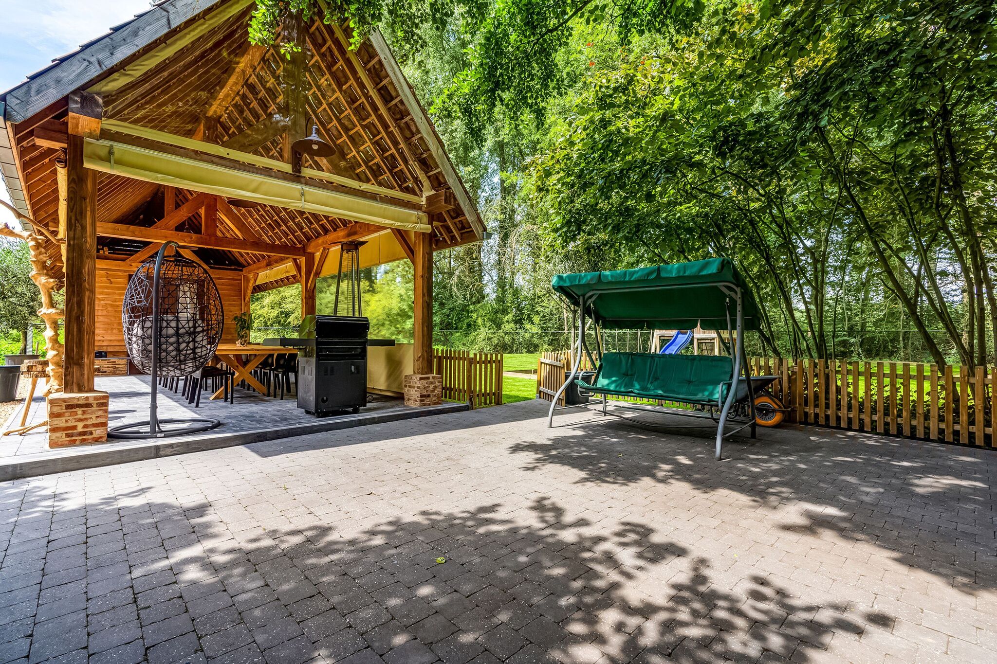 Prachtig vakantiehuis in Hoeselt met omheinde tuin en jacuzzi