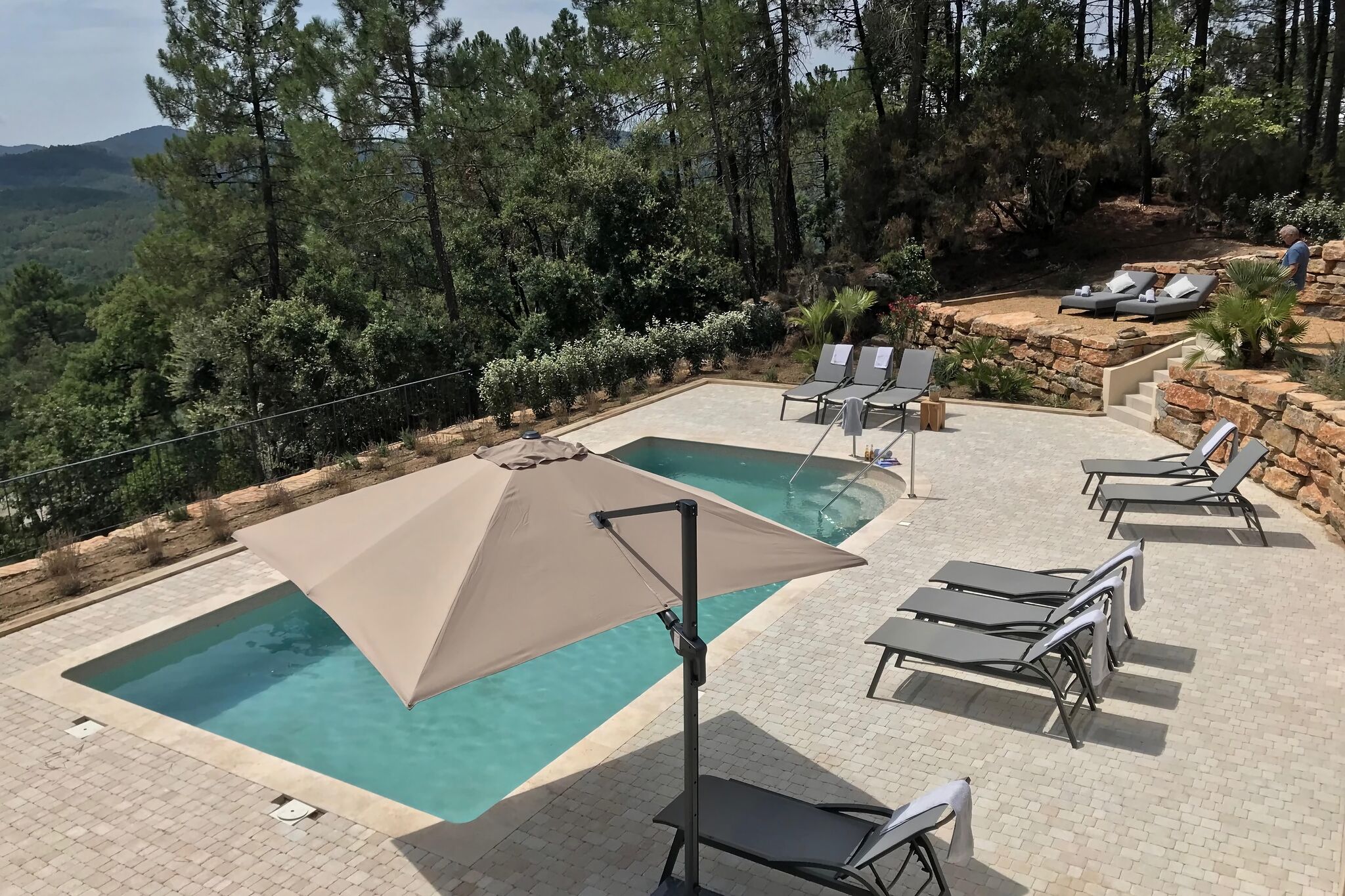 Villa contemporaine au Plan-de-la-Tour avec piscine