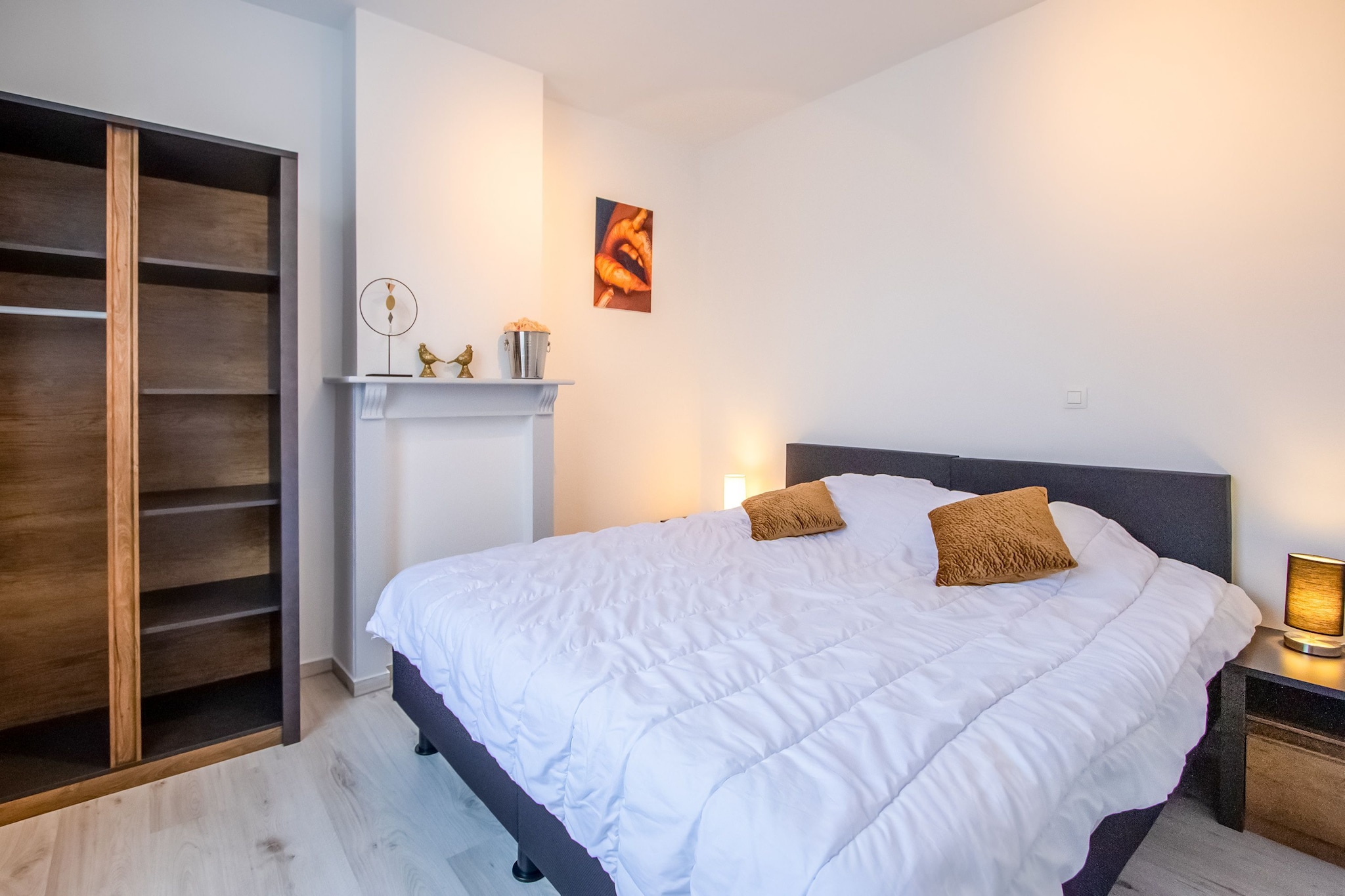 Ground floor: (hallway, open kitchen(bar(eating bar), hob(gas), electric kettle, coffee machine(cups, filter), oven, microwave, dishwasher, fridge-freezer, high chair), Living/diningroom(TV(flatscreen, digital, smart TV), dining table, seating area, gas fireplace), sanitary facility(tumble dryer, infrared sauna, toilet, ironing board, iron))\n\nOn the 1st floor: (bedroom(bunk bed, children\'s bed), bedroom(accessible via interconnecting room)(double bed), bathroom(Bubble bath, massage shower, washbasin, washbasin, toilet), roof terrace, garden furniture)\n\nOn the 2nd floor: (bedroom(double bed), bedroom(bunk bed))