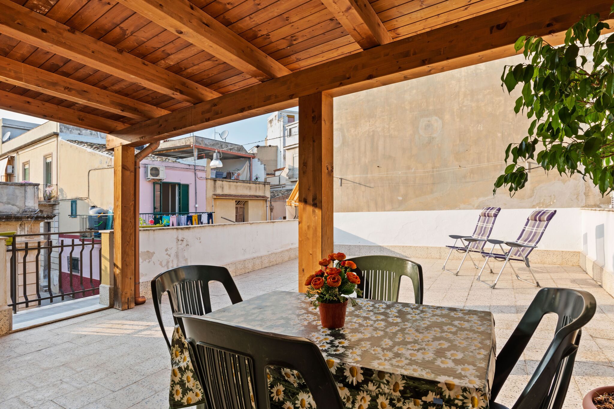 Aangenaam vakantiehuis in Noto met een terras