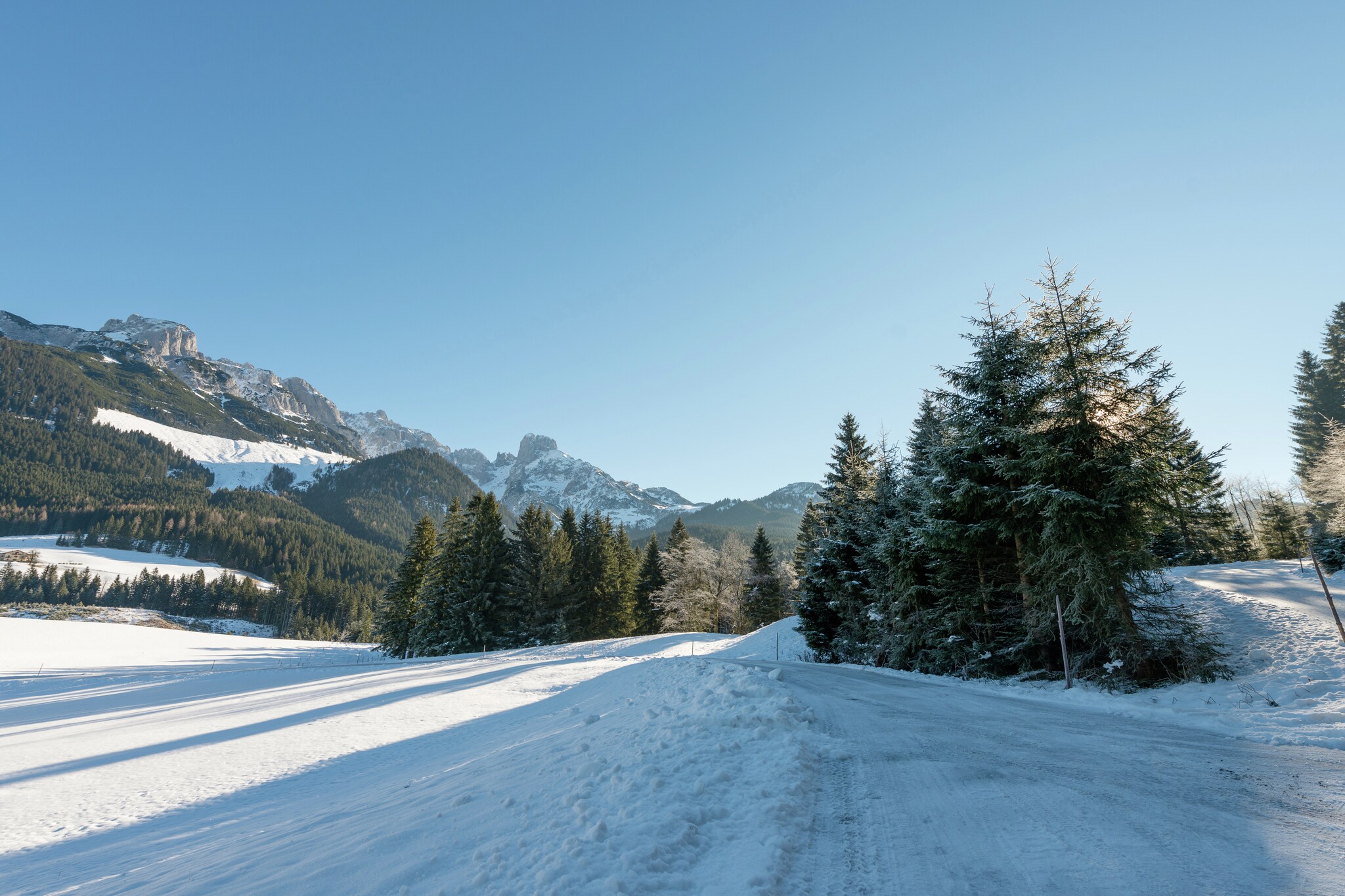 This gorgeous chalet in Annaberg-LungÃ¶tz is the perfect retreat for families or groups of friends, offering comfortable accommodation for up to 8 guests in its 3 spacious bedrooms. During winter, the nearby Dachstein-West ski area provides excellent opportunities for skiing and snowboarding. The chalet is conveniently located just 4 km from the town center, ideal for a leisurely evening stroll, while the local restaurants, 200 meters away, offer a variety of delicious dishes. For essentials, the grocery stores are also 4 km away. The forest, only 200 meters from the chalet, invites you to explore the natural beauty of the area.

The balcony is the perfect place to relax and soak up the sunshine, while enjoying the crisp mountain air. Parking is available for your convenience, ensuring a hassle-free stay.

To unwind after a day of outdoor activities, guests can enjoy the resortâ€™s swimming pool and two saunas, located in the main building. These facilities provide the ultimate relaxation after an adventurous day in the mountains. This chalet offers the ideal combination of comfort, convenience, and relaxation for an unforgettable vacation experience.