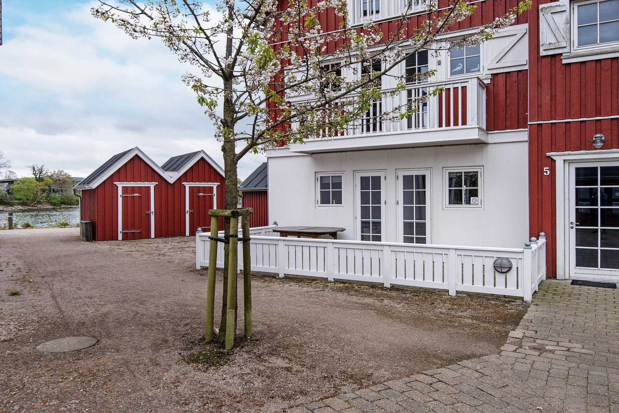 Holiday home with whirlpool located in the royal summer residence town Gråsten with unique panoramic views of Flensburg Fjord. Close to the Danish / German border and only a few meters from the water is this holiday apartment, where the fantastic views can be enjoyed all year round. The house's modern and spacious decor allows the family to holiday together in luxurious surroundings. After an active day you can enjoy an evening on the terrace with a wonderful view of the water. Close to the house there is a child-friendly beach. About 100 m away there is a swimming pool with a children's pool and a modern wellness center.