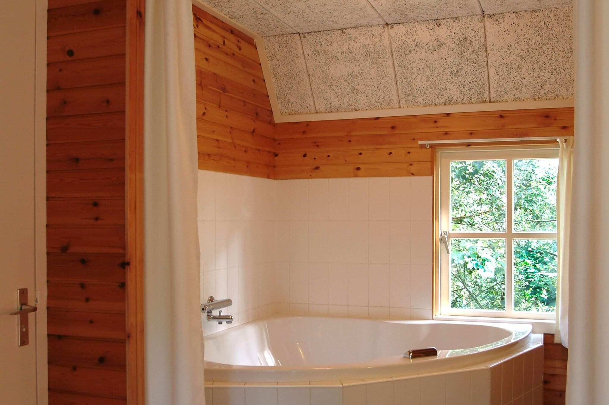 Ferme confortable avec bain à remous située dans la forêt