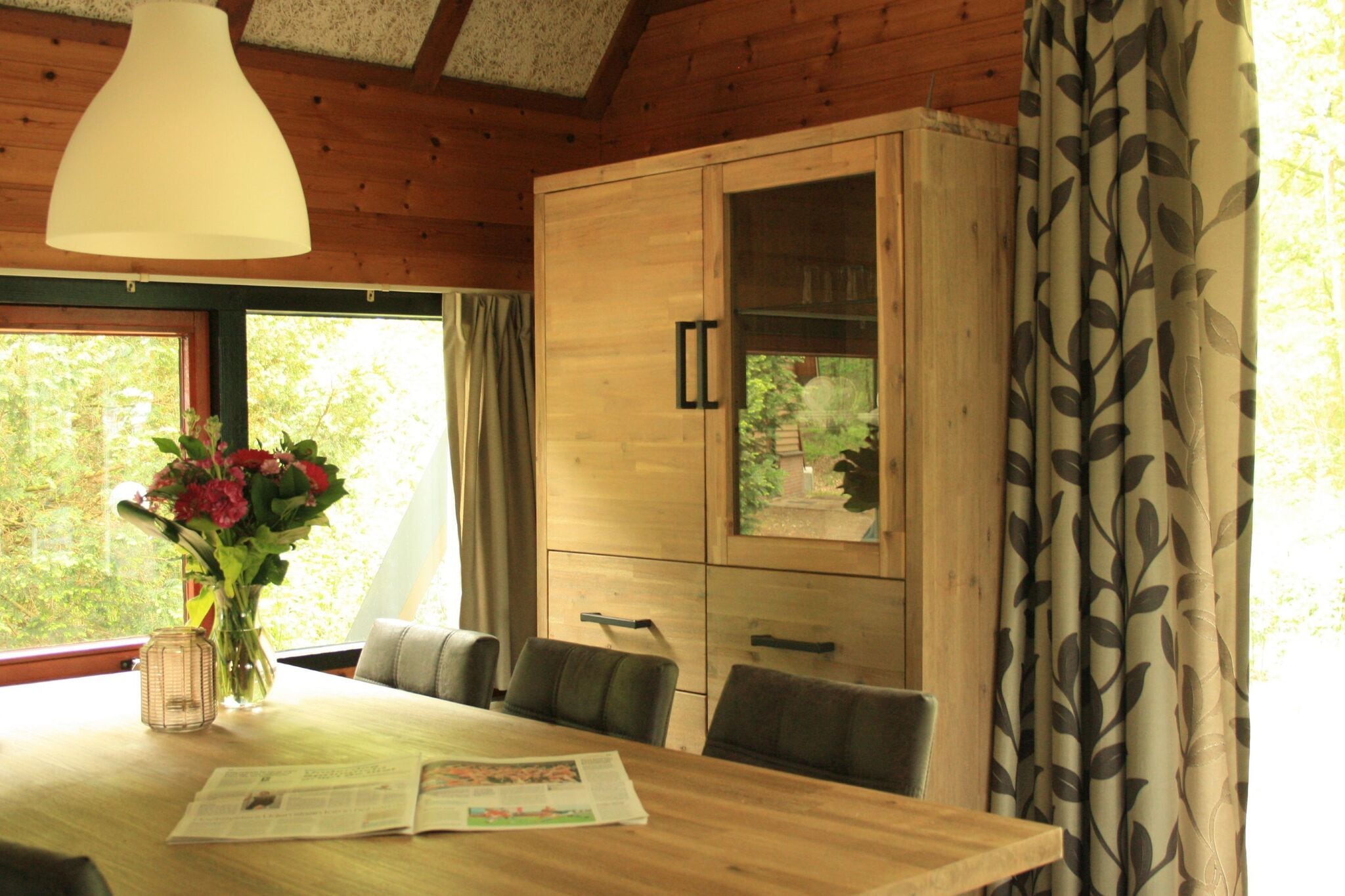 Comfortabele bungalow met openhaard, in het bos