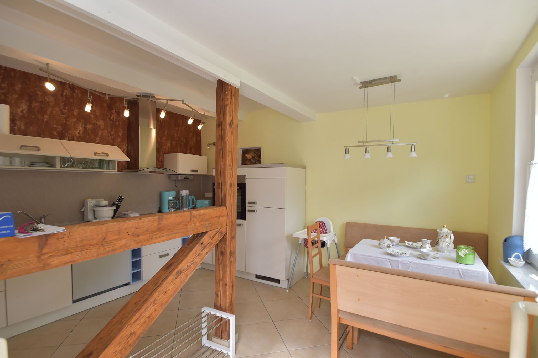Ground floor: (Entrance, Living room(single sofa bed, TV(flatscreen, satellite), radio), Large kitchen(dining table, electric kettle, toaster, cooker(4 ring stoves, ceramic, electric), coffee machine(filter), oven, dishwasher, fridge(+ freezer)), bedroom(double bed(boxspring, 180 x 200 cm)), bathroom(bath tub, shower, washbasin, toilet, hairdryer))\n\ncot, patio, heating(central, floor heating), terrace(private), garden(shared with the owner ), garden furniture, BBQ, hammock, high chair, iron, lounge set, Sunscreen