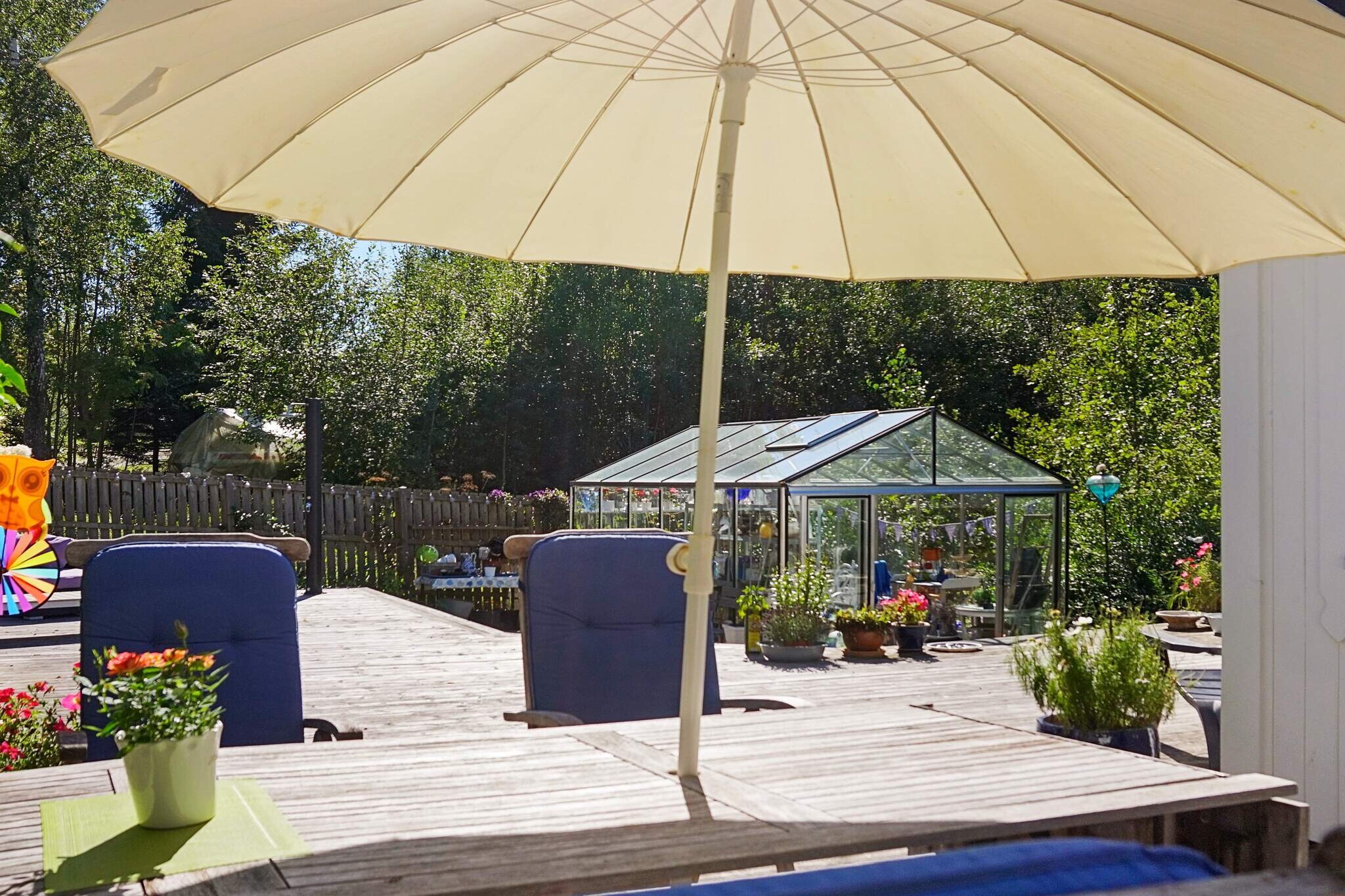 In Fagerfjäll only 2km from the sea, this incredibly airy and cozy cottage is located in a lush oasis with a large lovely terrace in different directions, and close to both shopping, swimming and nature. The forest around the house is rich in both mushrooms and different berries, depending on the season. The cottage is bedridden and privacy protected with cozy terrace, outdoor furniture, outdoor shower, nice greenhouse with furniture and direct entrance and exit to the kitchen via patio door.A small hall with toilet and sink and to the left kitchen with dining area with beautiful windows and views of the terrace.A large and lovely living room divided into three rooms. The first with wood burning stove, armchairs and sofa for cozy evenings. Adjacent is the house's book room with board games to socialize around. Also an exit to the glazed porch with furniture. Open the interior doors on a sunny morning and listen to the birds chirping or when it rains you pick up a book and enjoy the clatter of the roof and the tranquility. TV with sofa and armchairs at an angle is located in the other part of the living room. Here is a place for everyone.Inside the living room are the bedrooms. One room has a double bed (180cm) with patio doors and exit to the patio. The second bedroom has two bunk beds (90 / 90cm) the two extra beds are in the sofa beds in the living rooms. In total you can sleep 8 people in the cottage. Youth gangs can not book this accommodation, but at least one guardian in company must be present during the entire stay.In 2014, Tjörn was ranked as the world's seventh most beautiful wilderness area. The island's range of outdoor activities and attractions is large. Here you will find, among other things, the Nordic Watercolor Museum, Dyrön with Dyröleden, Pilane Cemetery and a number of nice restaurants and shops all over the island.Tjörn and its surroundings are excellent for kayaking, fishing, swimming, climbing and nice trails for both hiking and cycling. The viewpoints take turns, do not forget to bring your camera. Welcome!