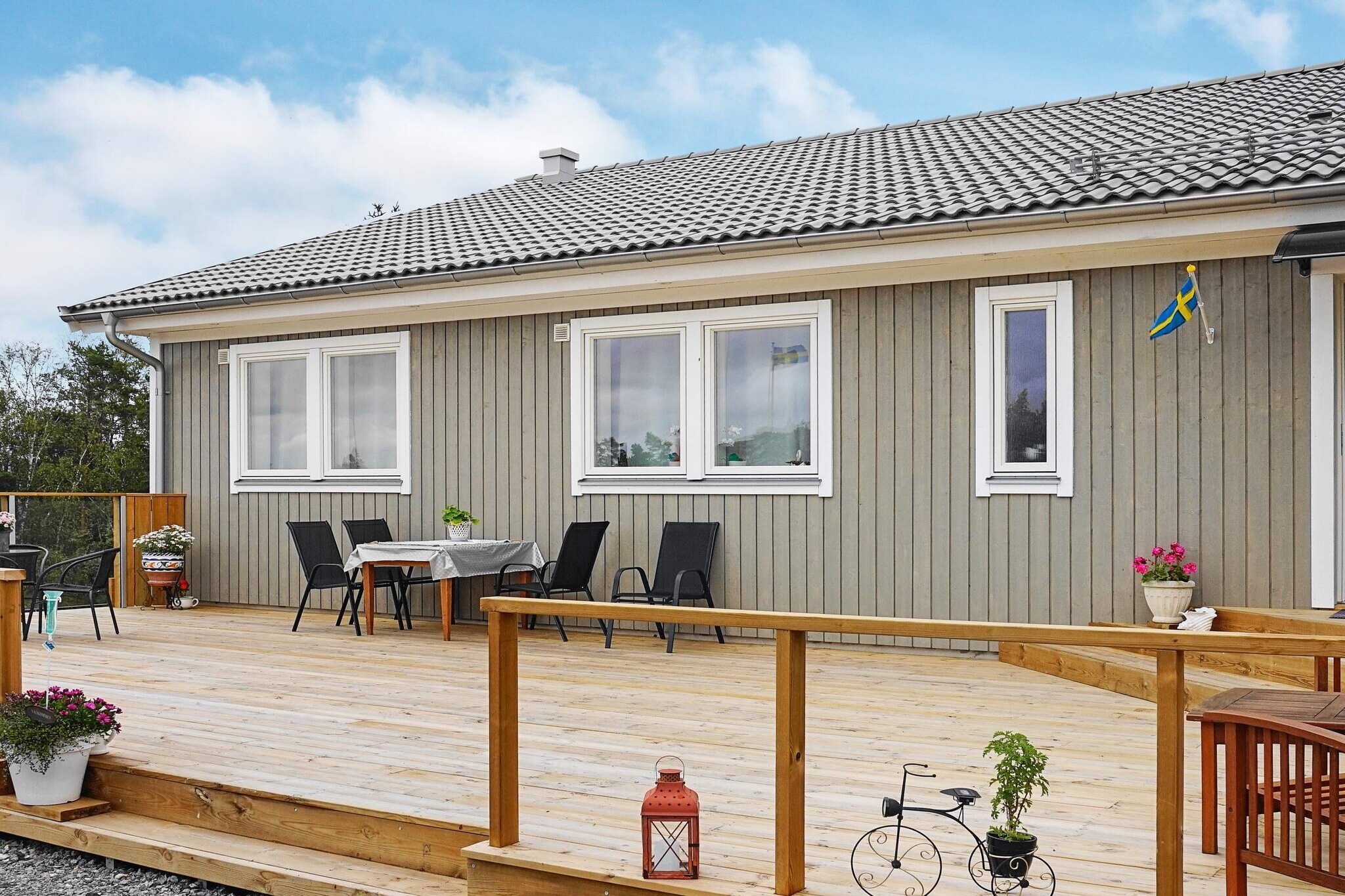 Wonderful accommodation with a high standard and fantastic location overlooking the sea in HenÃ¥n on north Orust. Here you have walking distance to both swimming, service and entertainment while living with nature around the corner. Here there is silence and silence, far from the noise of the city. Modern and fresh house built in 2019 which consists of two apartments. The other apartment is permanently rented by a quiet and peaceful tenant, who you will not notice. Common entrance over the wooden terrace. You have access to the large fine wooden terrace and there are also several nice patios on the hilly natural plot where you have fantastic sea views. The plot is steep in places, smaller children should be kept under supervision. The home consists of a modern open kitchen / living room where you can enjoy the nice view from the dining area. TV corner with sofa bed, 160 cm. Two bright bedrooms, one of which has a 180 cm wide double bed and the other a modern sofa bed 160 cm. Fully tiled fresh bathroom with washing machine. About 1 km to SmÃ¥holmarnas nice child-friendly bathing place with both jetty, sandy beach, rocks, toilets and jumping tower. The center of HenÃ¥n is less than 3 km with many good shops, system companies, banks, libraries, restaurants, tourist offices and more. HenÃ¥n also arranges a number of events during the summer. If you are hungry for shopping, you should not miss a visit to GÃ¶ksÃ¤ter where you can shop everything &quot;between heaven and earth&quot; for really good prices. Convenient driving distance to many fine archipelago communities in the immediate area. Feel free to visit the genuine islands Gullholmen or KÃ¤ringÃ¶n where you can enjoy the sea delicacies at the local restaurants. The house borders the forest and here there are good chances to see small game but also nice hiking trails with plenty of both mushrooms and berries. At Orust there are opportunities for many activities for both large and small, such as kayaking, diving, fishing, golf or just enjoy a cooling swim in the sea. NÃ¶jesstaden GÃ¶teborg 75 km. Neighboring house about 50 m without transparency to the terrace. Welcome to a wonderful accommodation with sea views on the West Coast!