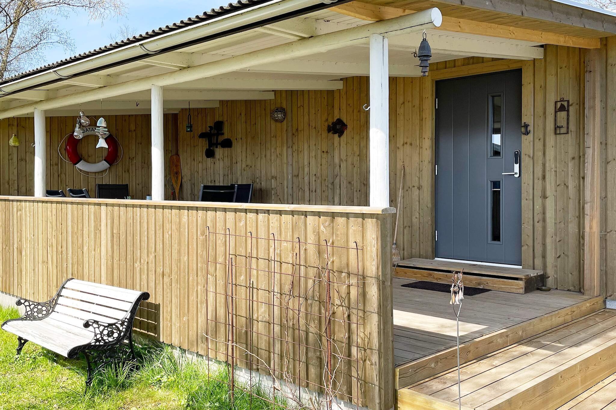 Spend your holiday with a fantastic view of Kalmarsund and Öland. This cozy house makes sure to maximize its views with large windows to enjoy the sea. Sit on the large covered terrace or sit in the living room and enjoy. With a large garden just a few meters from the sea edge, you can enjoy the Swedish summer to the full from your own garden. The tree terrace offers lovely shade on sunny days. A few meters further down there is a jetty. Embark on the small islands and experience the scenic coastline at sea. The house consists of a living room, with dining area and fireplace. From the sofa you sit on the first floor to watch the darkness settle over the sea, maybe enjoy a fire on a chilly evening. A large kitchen and bathroom, as well as three bedrooms, two with a double bed and one with a single bed. They are large airy rooms that have all the amenities you need. The closeness to Kalmar and Öland also makes it an excellent starting point for discovering the region.