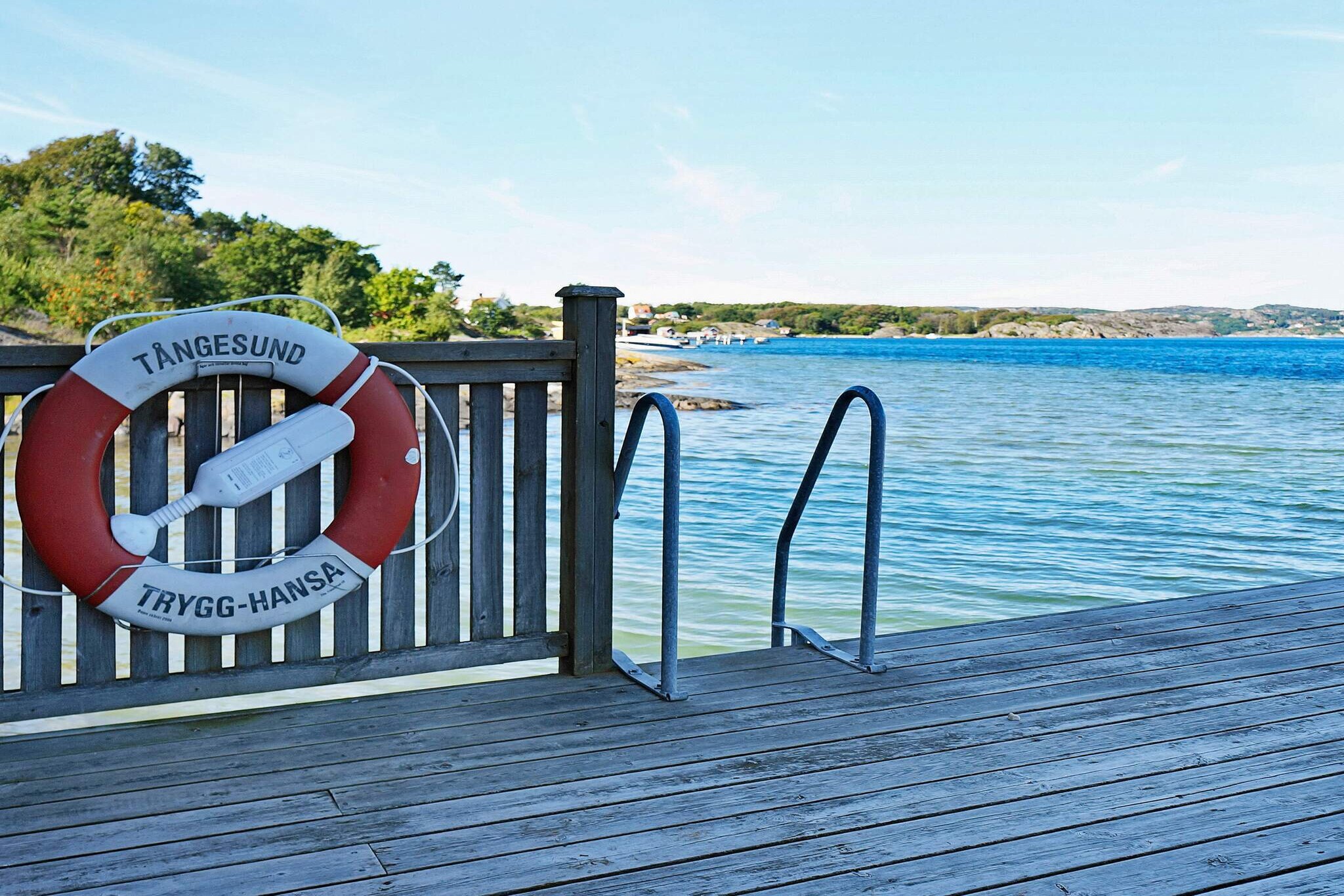 At the far end of Orust's south-western tip is Mollösund, with its cozy guest harbor and close proximity to all the island's various sights and excursion destinations. The house is located in a cottage area where several of the houses are year-round homes. The accommodation is located close to the sea and is located about 400 m to the cottage area's own bathing area with jetty and sandy beach. In the area there are large green areas, boules and a playground for the youngest. Sauna is in the area which is shared with others in the area. A very nice and fresh semi-detached house on two floors with a private terrace with nice lounge furniture, gas grill, sun loungers, electric terrace awning and side awning for privacy and wind protection. Downstairs a combined open and fresh living room with sofa and kitchen with dining area with access to the terrace. There is also a bedroom with a double bed (180cm). Bathroom with toilet, sink, shower and washing machine. Upstairs there is a large living room with sofa and TV and two bedrooms each with two single beds. All beds are 90cm wide. The TV has a DVD with VHS for cozy movie nights. There are some films, but feel free to bring your own. Walking distance (1 km) to Mollösund center with several restaurants, boating and entertainment. Mollösund is an old fishing village from the early 16th century. Today it is a thriving summer town with lots of activities and entertainment. Mollösund is characterized by four landmarks - the lighthouse, the old woman, the church and the mill - which have also become popular tourist destinations. With a proud location on Gallebergsudden in the northwestern part of the community, Mollösund's lighthouse welcomes sailors and other seafarers. There are opportunities for boat trips, fishing, diving, tennis and mini golf. fishing, diving, tennis and mini golf. There are two bicycles on site to borrow from the owner. The area invites you to cycle in and around and if you have children, feel free to bring their bikes. Welcome to wonderful Mollösund which invites to lazy days with cozy moments and harmony.