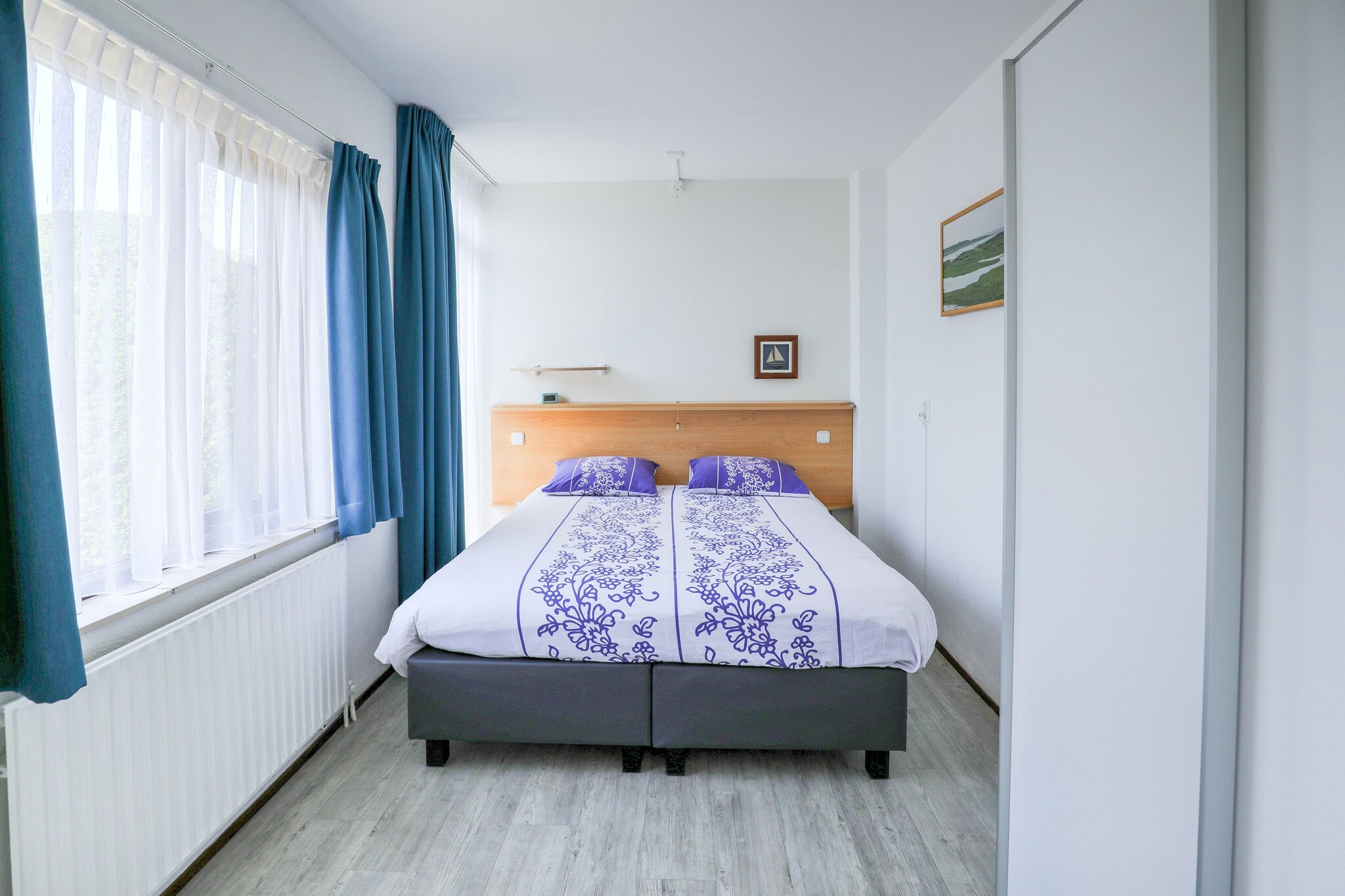 Ground floor: (hallway, Living room(TV(flatscreen, digital, smart TV), decorative fireplace, seating area, DVD player), open kitchen(dining table, hob, electric kettle, hood, coffee machine, oven, microwave, fridge-freezer), bedroom(double bed(160 x 200 cm)), bathroom(shower, washbasin, toilet, washing machine))\n\nOn the 1st floor: (bedroom(single bed(90 x 200 cm), single bed(90 x 200 cm)), bedroom(single bed(90 x 200 cm), single bed(80 x 200 cm)), bathroom(shower, washbasin, toilet))\n\ngarden doors, terrace, garden, bicycle storage, garden furniture, parking