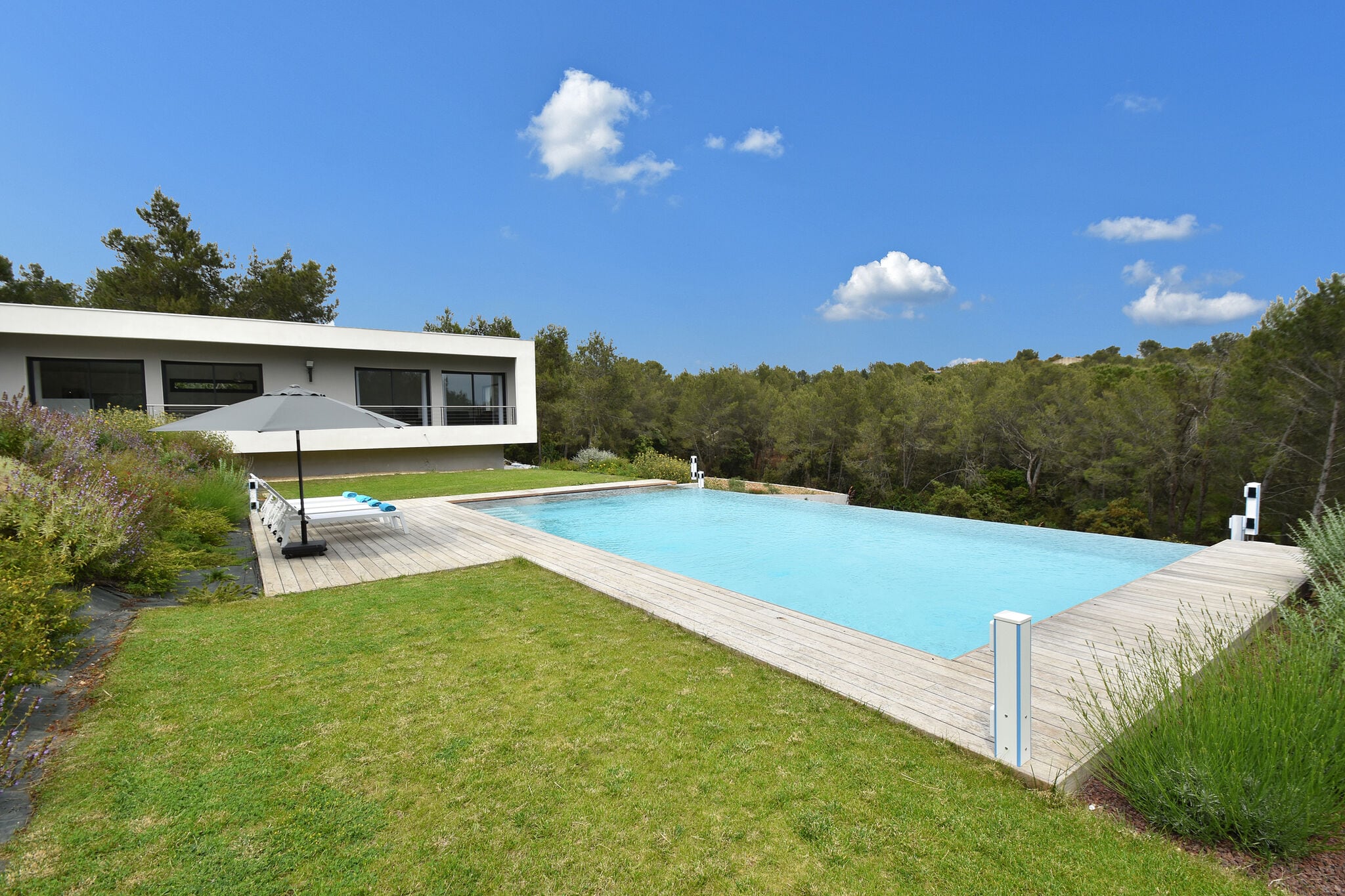 Bijzonder luxe villa in Nîmes met verwarmbare infinity pool