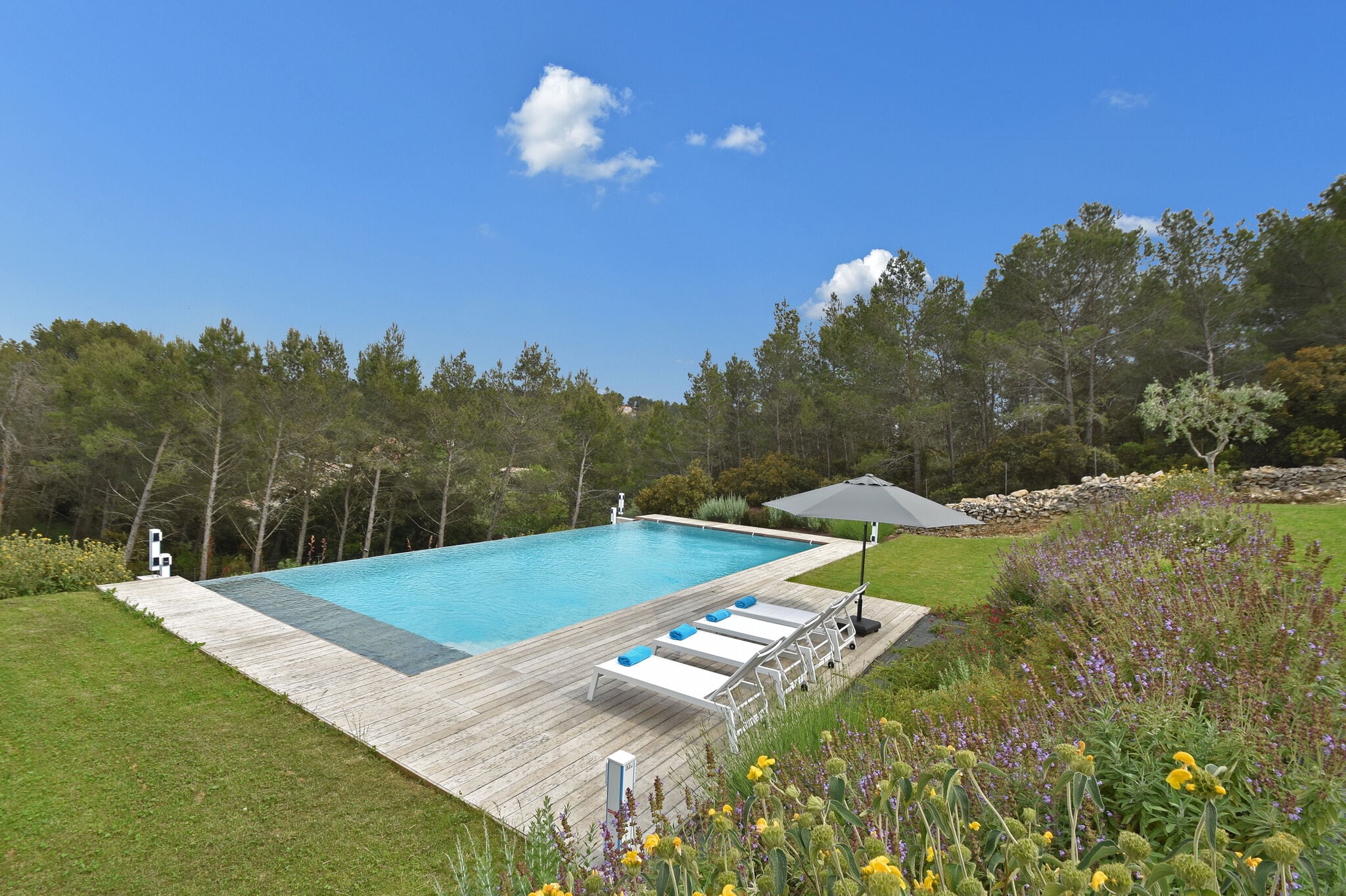 Villa moderne et luxueuse avec 4 suites et une grande piscine chauffée