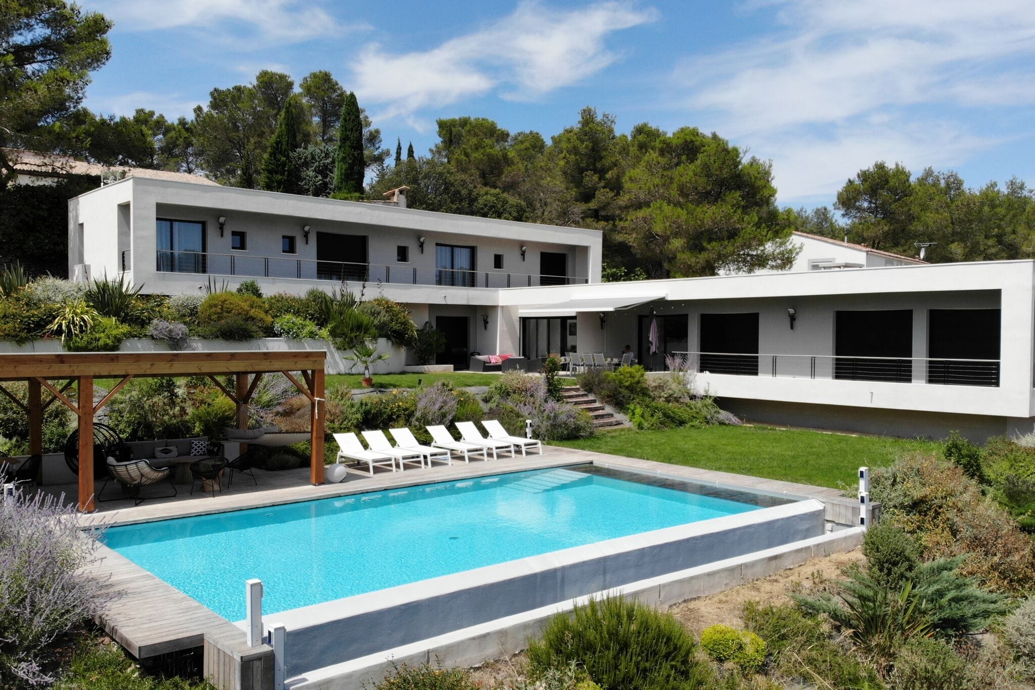 Moderne und besonders luxuriöse Villa mit 4 Suiten und großem, beheizbarem Pool