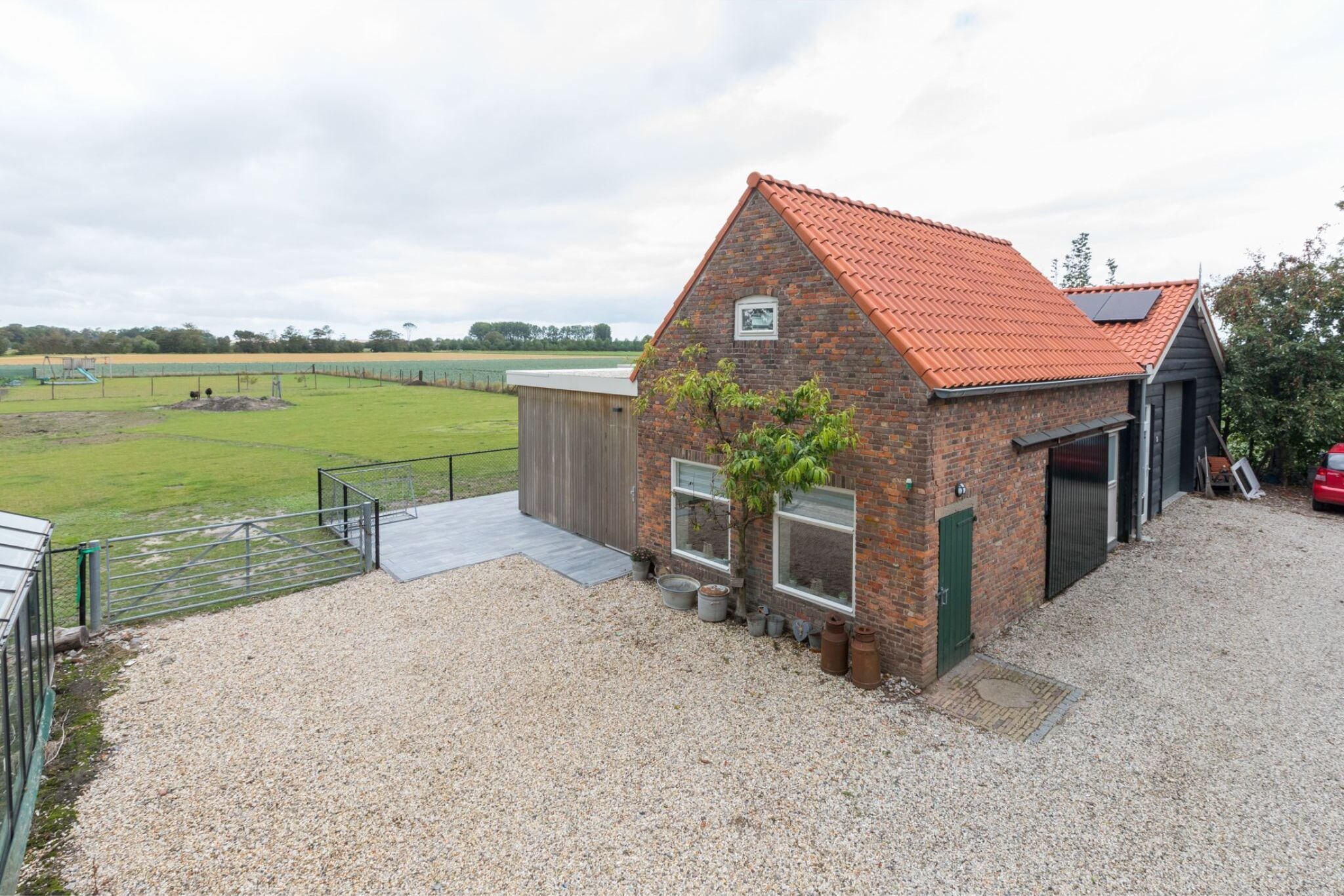 Wonderfully quiet location in the polder, pets allowed, close to the beach