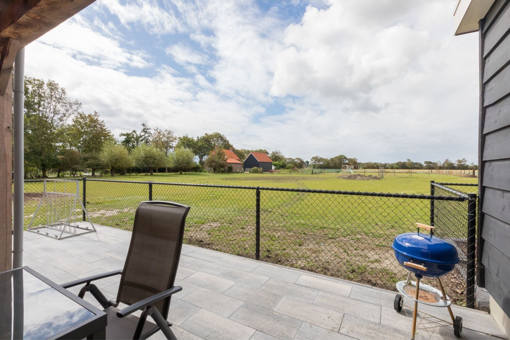 Wonderfully quiet location in the polder, pets allowed, close to the beach