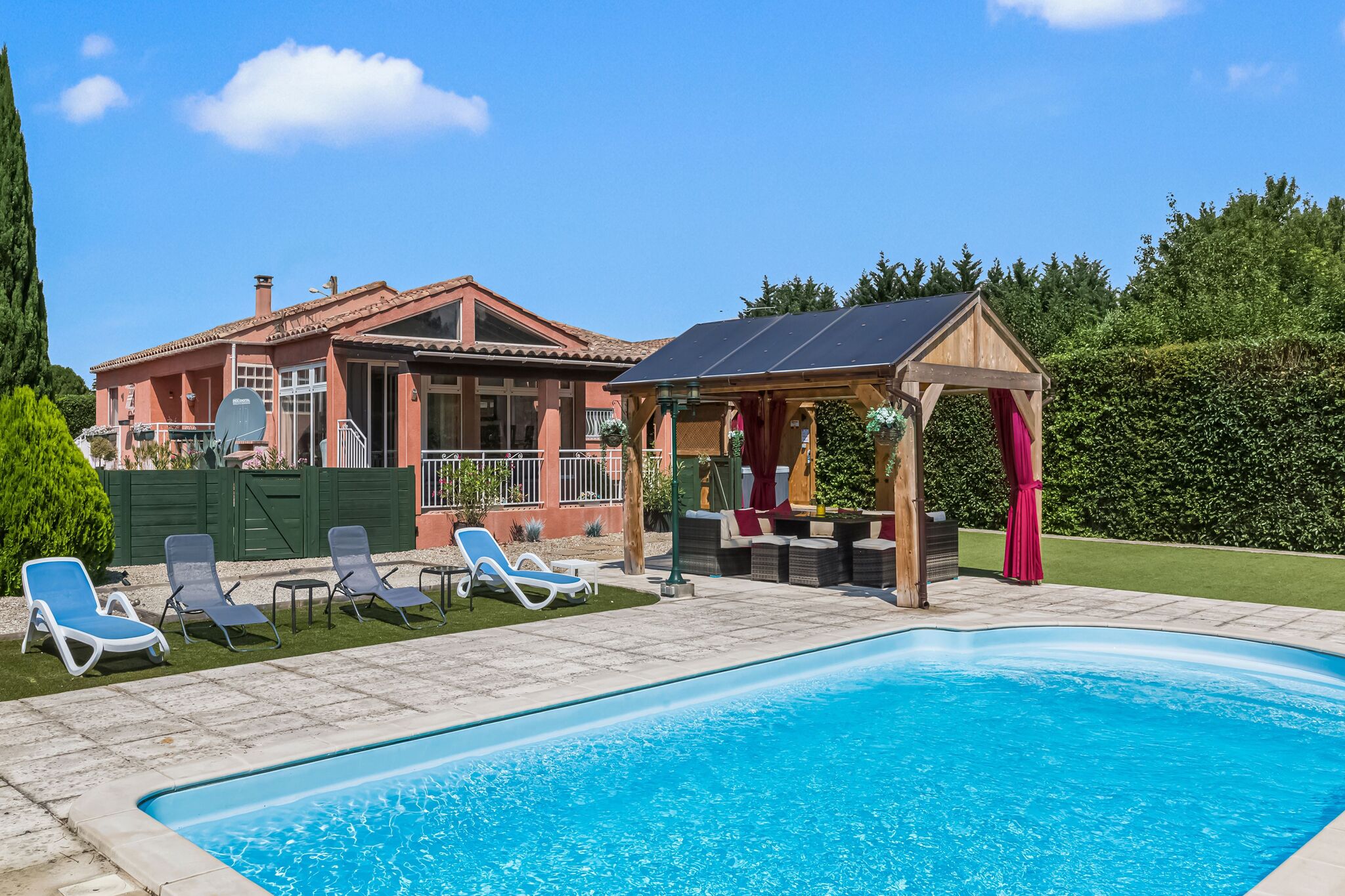 Tasteful Villa in Cambieure with Private Heated Pool