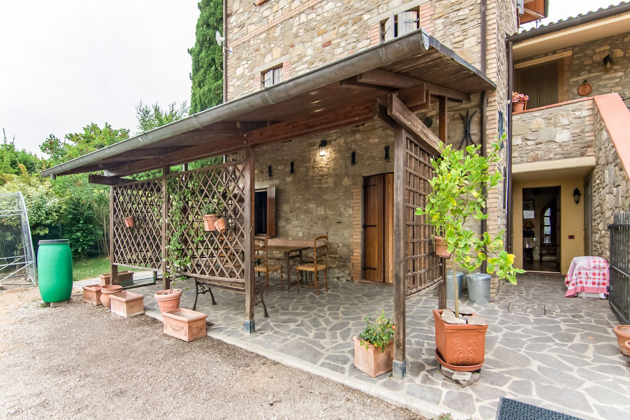 Bequemes Ferienhaus in Montone mit Garten