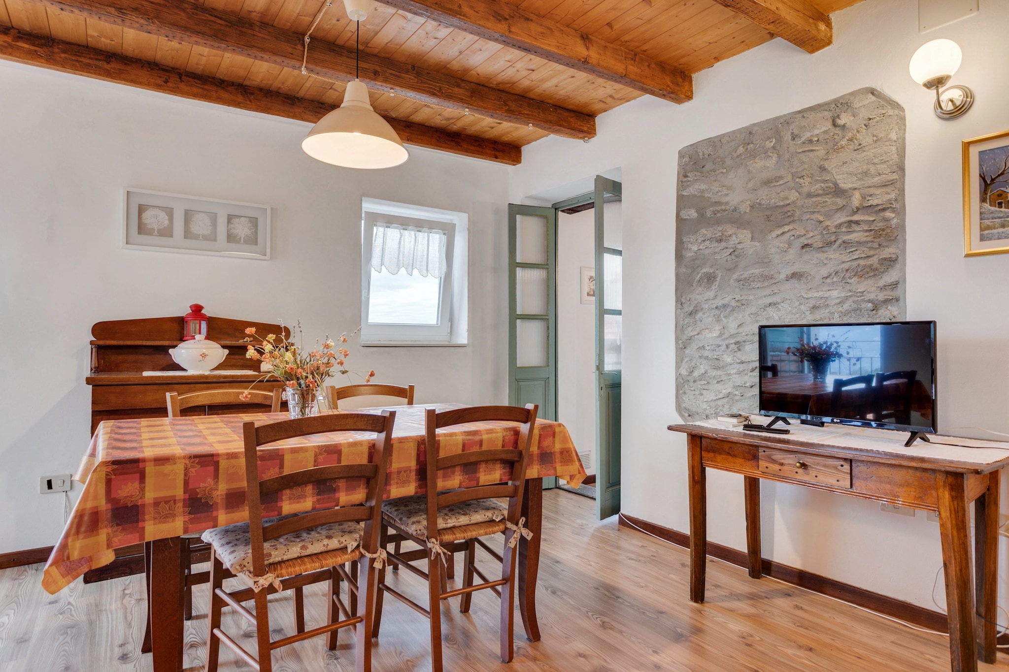 Casa Paeset-Dining room