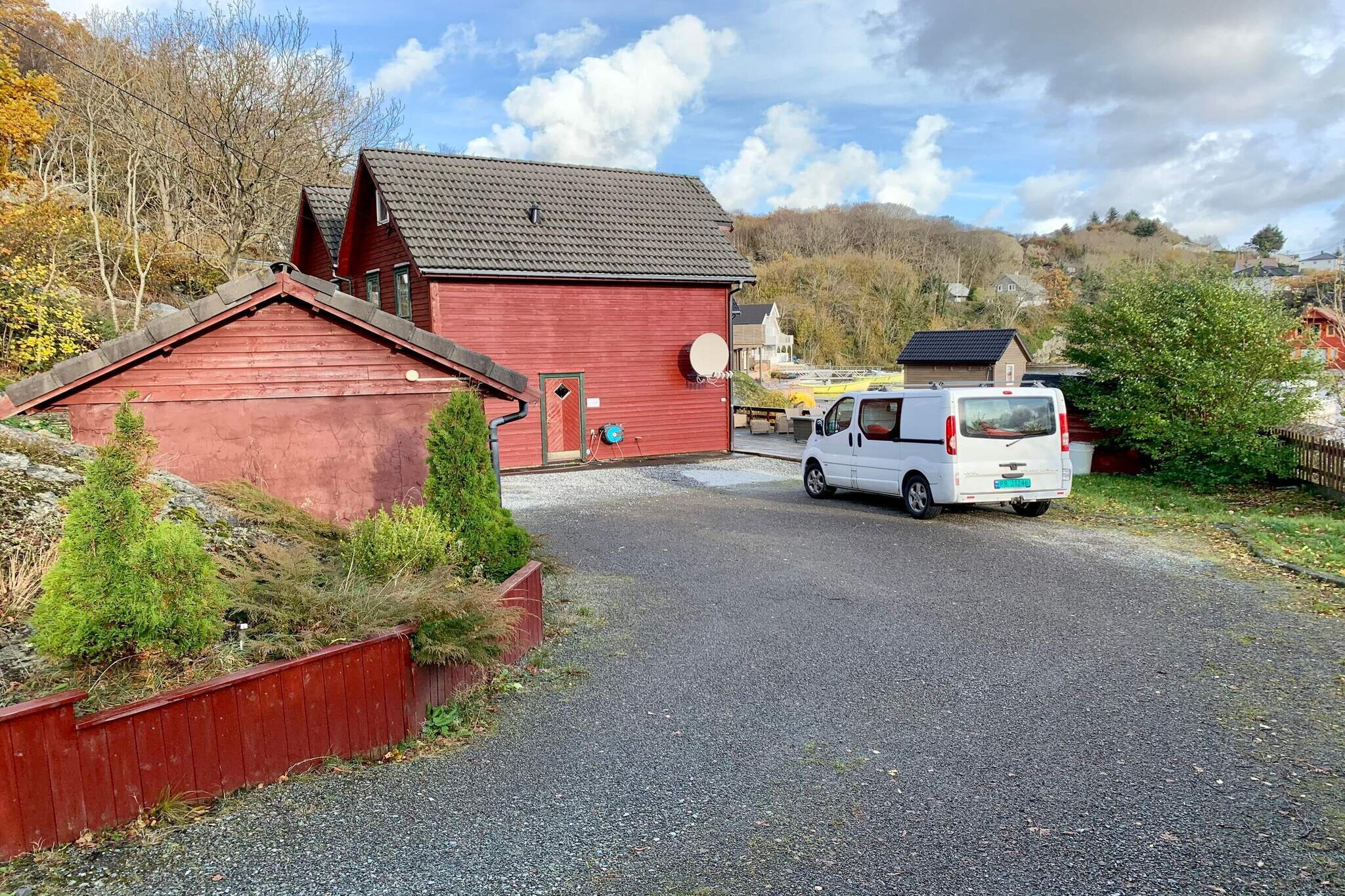 Boat: \n\nopen kitchen(25 m2)(cooker(electric), hood, coffee machine, waffle iron, dishwasher, fridge(+ freezer), freezer(1-59L), freezer(140-199L), washing machine, high chair), Living/bed room(20 m2)(TV(satellite, german television channels, norvegian TV channels )), bedroom(double bed, bunk bed, children\'s bed, children\'s bed), bedroom(double bed, bunk bed), bedroom(double bed, bunk bed), bathroom(floor heating)(bathtub or shower, washbasin, toilet), bath tub(outside), sauna(indoor), heating(electric), garden, garden furniture, BBQ, BBQ, parking, darts