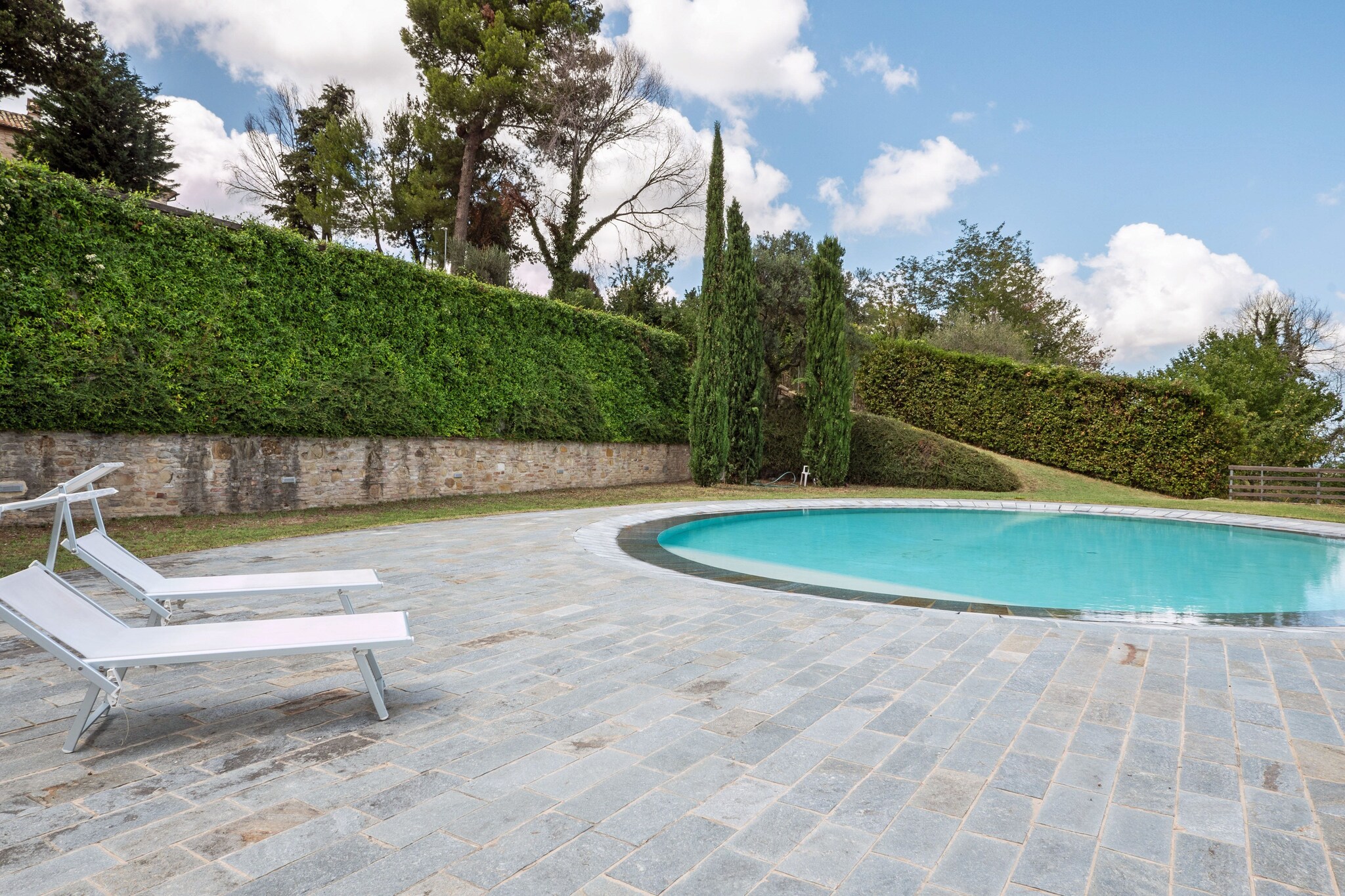 On the 1st floor: (Kitchen(hob, coffee machine, espresso machine, oven, dishwasher, fridge-freezer), Living/diningroom(TV, dining table), bedroom(double bed), bedroom(single bed, single bed), bathroom(shower, washbasin, toilet, bidet), air conditioning)\n\nGuest house on the 1st floor: (Kitchen(hob, coffee machine, espresso machine, oven, dishwasher, fridge-freezer), Living/diningroom(double sofa bed, TV, dining table), bedroom(double bed), bathroom(shower, washbasin, toilet, bidet), air conditioning)\n\nbathtub or shower, parking, deckchairs, swimming pool(shared with the the owner and other guests, 13 x 11 m., opened from 1/2 May upto and including Sep), Surveillance camera