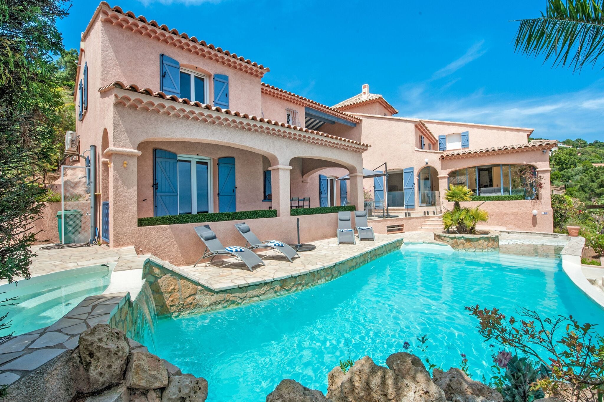Luxurious Villa in Les Issambres with Jacuzzi and Sauna