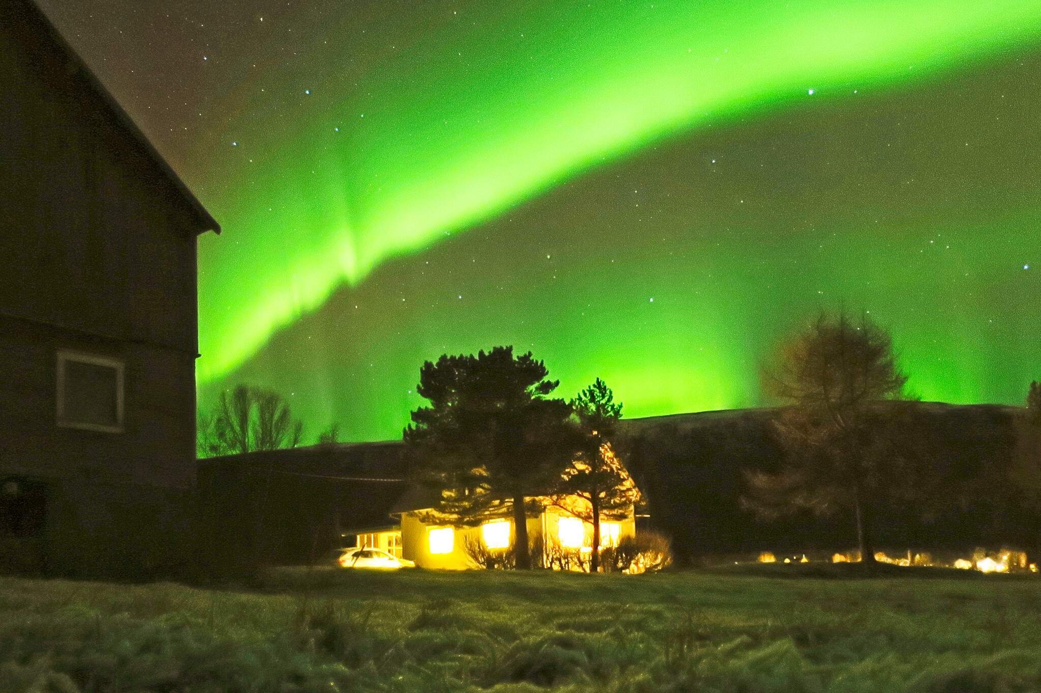 Kitchen(15 m2)(cooker(electric), hood, coffee machine, waffle iron, microwave, dishwasher, fridge, freezer(60-99L), washing machine), Living/bed room(25 m2)(TV(norvegian TV channels ), radio), bedroom(10 m2)(double bed), bedroom(9 m2)(2x single bed), bedroom(9 m2)(2x single bed), bathroom(floor heating)(bathtub or shower, washbasin, toilet), heating(electric), terrace(15 m2), garden, garden furniture, parking, air to air heatpump