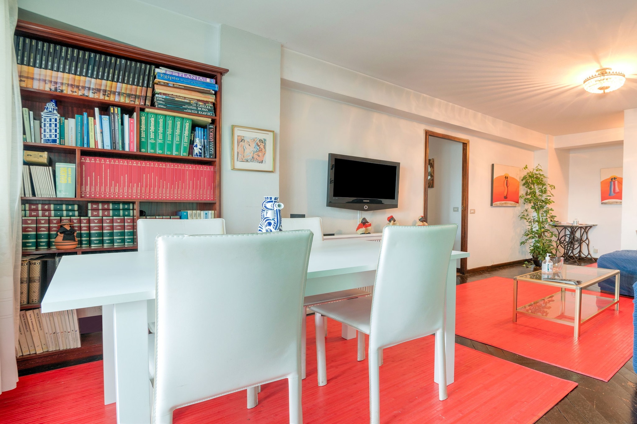 This is a beautiful apartment in the centre of Santiago de Compostela, has 2-bedroom for 4 people. You can admire the magnificent views of Santiago de Compostela. This place is ideal for a small family travelling together.
The apartment is located very centrally just 600 meters from the tourist office and 800 steps from the Cathedral of Santiago de Compostela. A day trip can be arranged to enjoy the sea beaches 34 km away. Noya (32 km), Villagarcía de Arousa (40 km), Monte do Gozo (7 km), and Padron (19 km) away.
There is a living room, kitchen, large closed glazed terrace with exercise area (fitness machines), wifi, elevator and wheelchair access. Pets are not allowed. Cleaning and disinfection of this apartment are done using an ozone system to guarantee ""Covid free space"".Whether you visit Santiago to get to know the city or if you are doing the Camino de Santiago, this apartment is ideal for its comfort, location and friendliness of its owners.