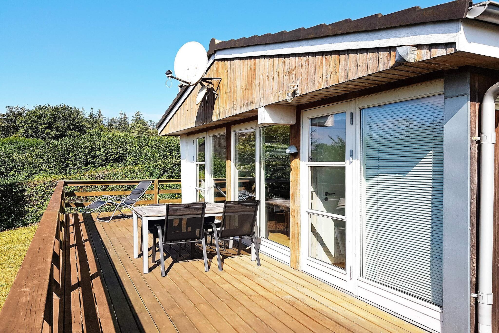 Annex: (2x single bed)\n\nopen kitchen(cooker(electric), hood, coffee machine, microwave, dishwasher, fridge(+ freezer), freezer(60-99L)), Living/bed room(TV(satellite, german television channels, danish TV channels (DR1 and TV2)), fireplace, children\'s bed, high chair), bedroom(double bed), bedroom(2x single bed), bedroom(2x single bed), bathroom(floor heating)(bathtub or shower, washbasin, toilet), Bubble bath(indoor, heated, 2 persons), sauna(indoor, heated, 4 persons), heating(electric), terrace(balcony or terrace), fish cleaning table