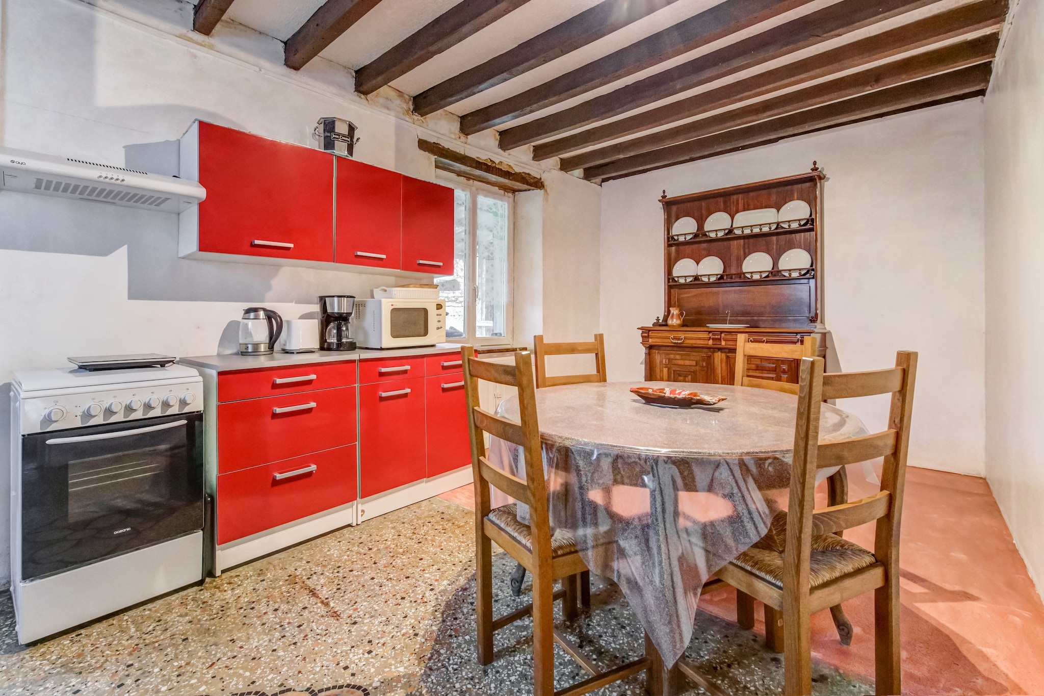 Ground floor: (Entrance, Sitting room(32 m2)(TV, dining table, stove, DVD player), dining room(dining table), Kitchen(18 m2)(dining table, electric kettle, toaster, cooker, espresso machine, oven, grill, microwave, fridge, washbasin, washing machine), terrace(roofed))\n\nOn the 1st floor: (bedroom(10 m2)(single bed(90 x 190 cm)), bedroom(10 m2)(single bed(90 x 190 cm)), bedroom(20 m2)(single bed(100 x 200 cm), single bed(100 x 200 cm), balcony or terrace), bathroom(bath tub, washbasin, toilet, bidet))