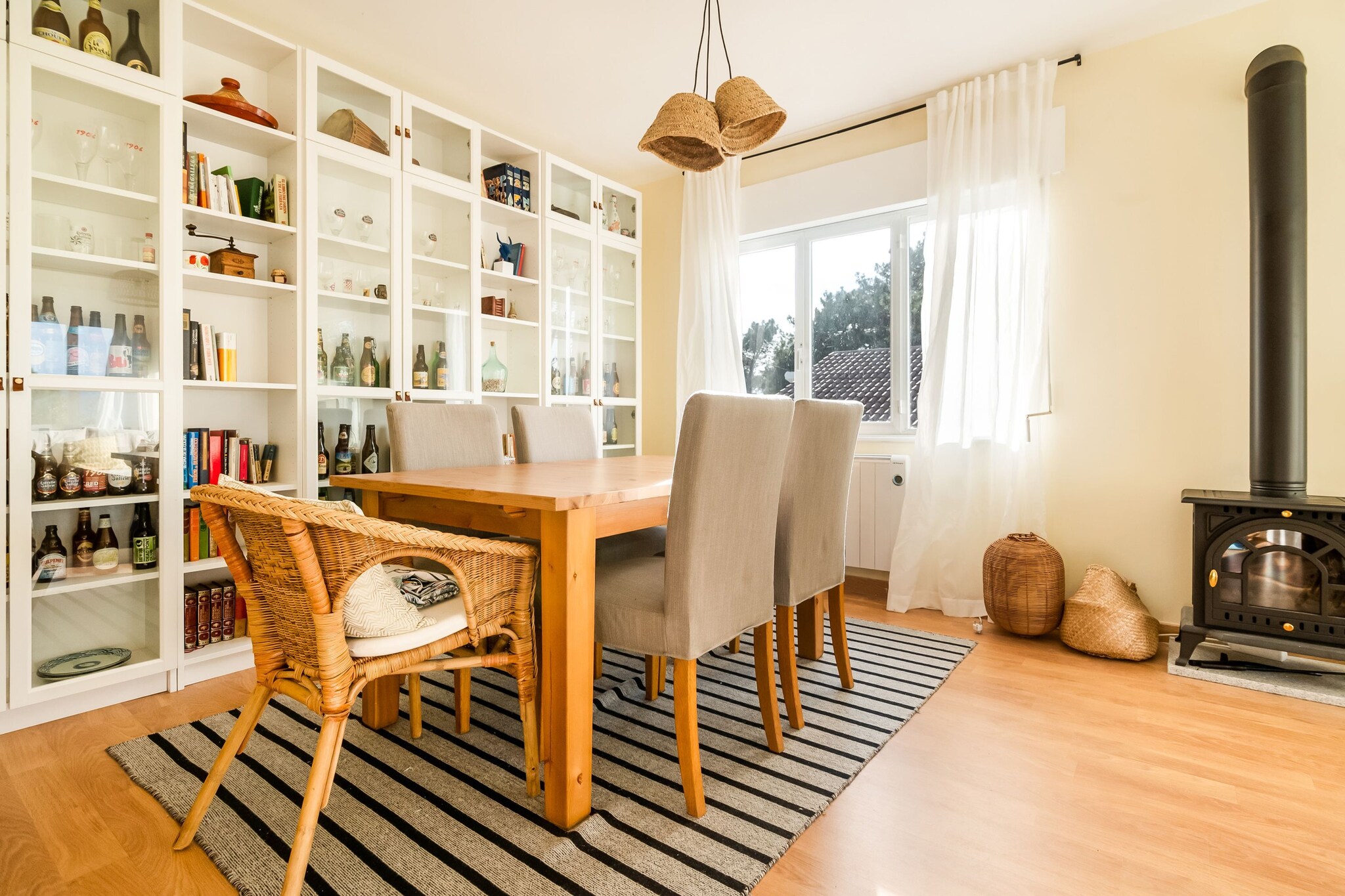 Ground floor: (Entrance, Kitchen(hob(4 ring stoves, electric), toaster, coffee machine, oven, microwave, dishwasher, fridge-freezer, Juicer), Living/diningroom(TV(flatscreen, digital), dining table(6 persons), fireplace, seating area), bedroom(double bed(135 x 190 cm)), bedroom(single bed(90 x 190 cm), single bed(90 x 190 cm)), bathroom(bathtub with shower, washbasin, toilet, washing machine, hairdryer), bathroom(washbasin, toilet), single fold-away bed)\n\ngarage(reachable from the outside), cot, garden doors, garden(private, partially fenced, 400 m2), garden furniture(6 persons), BBQ(charcoal), children\'s bed, high chair, ironing board, iron