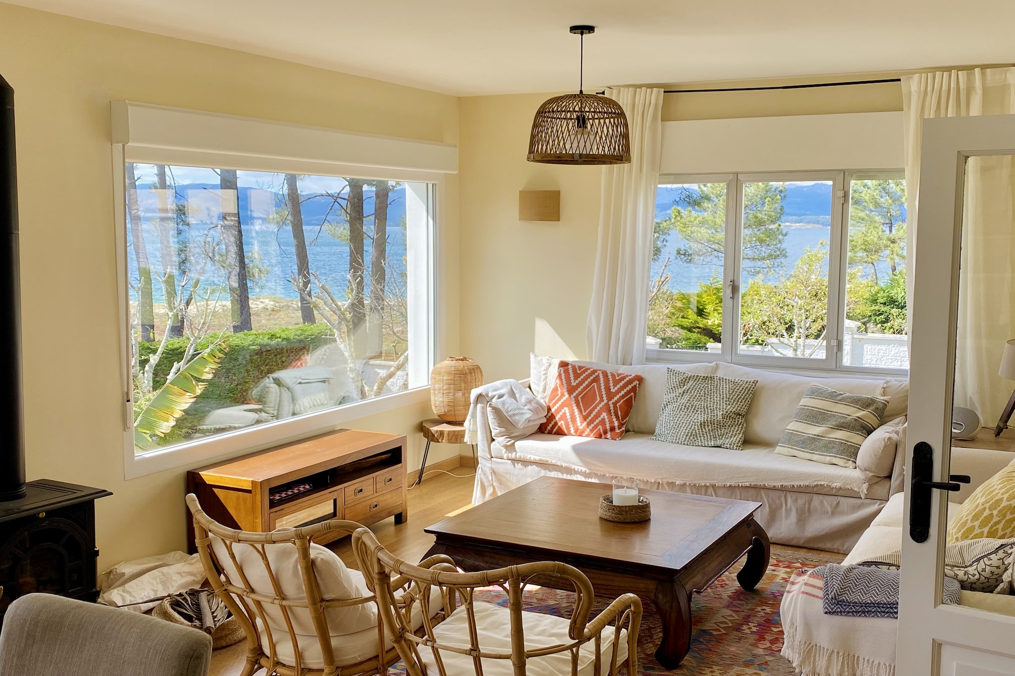 Spacious Coastal Living
Step into this bright and airy holiday home, just a few steps from Aguieira Beach. Two entrances lead into a welcoming living room bathed in natural light, with a cozy fireplace perfect for cooler evenings. The fully equipped kitchen encourages culinary creativity, while two comfortable double bedrooms and a single bed provide restful nights for up to five guests. A fold-away bed and cot ensure flexibility for families with children. Serene Tropical Garden
The private garden spans 400 m² and features lush tropical plants, creating a tranquil retreat where you can unwind on the terrace or the porch with an electric awning. Enjoy meals outdoors with the charcoal BBQ, lounge on garden furniture, or simply soak in the peaceful ambiance. A garage with a manual door provides secure parking, and the partially fenced garden ensures privacy and safety for children. Nearby Exploration & Dining
Venture just a short walk to restaurants or enjoy the pristine sand at Playa de Aguieira and Playa do Pozo. For day trips, historic Santiago de Compostela is only 35 minutes away, while Finisterre and the Dunas de Corrubedo are within easy reach. With no Wi-Fi in the house, this property offers a true unplugged experience, encouraging you to savor the waves, local cuisine, and scenic beauty of Green Spain. Pets are not permitted, making this home ideal for a quiet, relaxing retreat.
