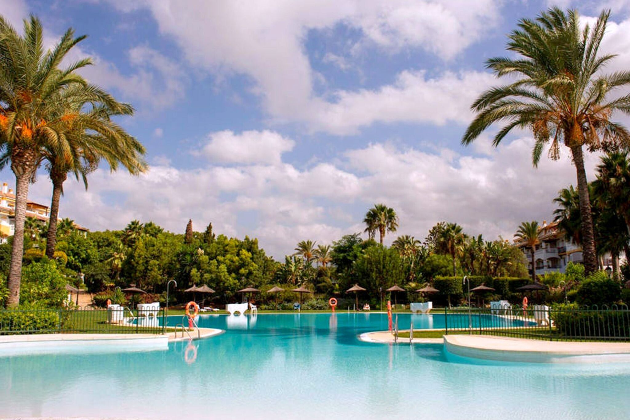 Modern appartement in Marbella met een gedeeld zwembad