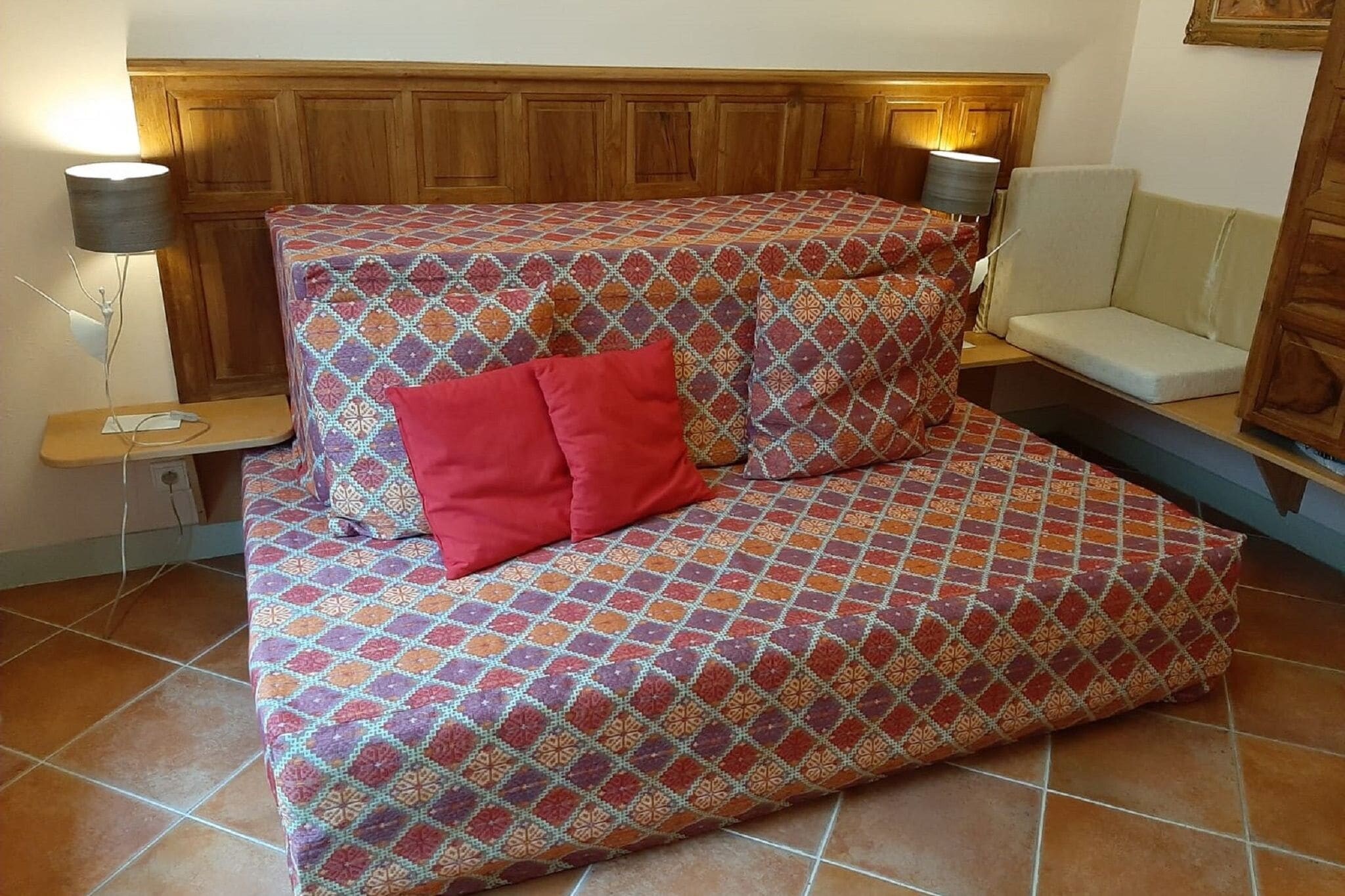 Romantische suite in Coblas met een terras