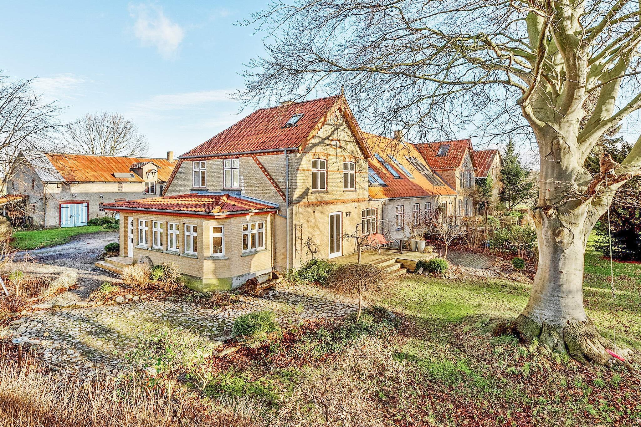 At Sønderborg you will find this spacious cottage on 2 floors, which is one of two contiguous homes in an older property. The large park-like garden is shared with the tenants in the other residence. The cottage consists of an entrance hall with stairs to the 1st floor, large kitchen / living room with dining area for eight people, living room with TV, four bedrooms and a bright activity room with table football and three lofts with mattresses that can be moved around as needed. There are two bathrooms with shower, one of which also has a bath. Not for rent to youth groups.