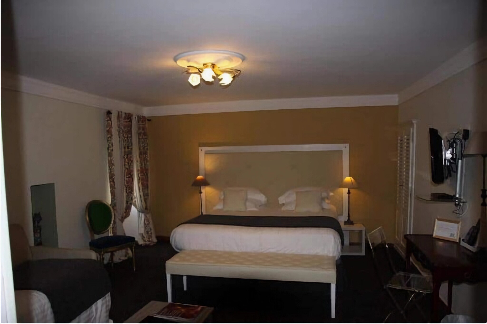 Stay in this beautiful apartment in Mazzola with a shared swimming pool overlooking the majestic greenery and surroundings. After a swim, you can relax on the deckchairs surrounded by the pool. Also, there is a sauna (shared) for relaxing mind, body, and soul. This place is ideal for a vacation with family or friends without babies. They are not allowed due to safety and security reasons. Mazzola is a small village located in the heart of Corsica. The village offers a beautiful view of the surrounding mountains and valleys and is surrounded by lush green forests and meadows. Visitors can enjoy the quiet and relaxed atmosphere of the village and explore the many hiking trails that run through the beautiful countryside. A popular hiking route is the Sentier de la Transhumance, which runs through the mountains and valleys of Corsica and offers spectacular views. In the village itself there are some restaurants in cafes. This first-floor apartment has a lovely living room featuring a dining table, fireplace, and a seating area. It is also shared by other guests and so is the kitchen. The air conditioning ensures the house remains cool even in the extreme summer. The parking facility is also available here.