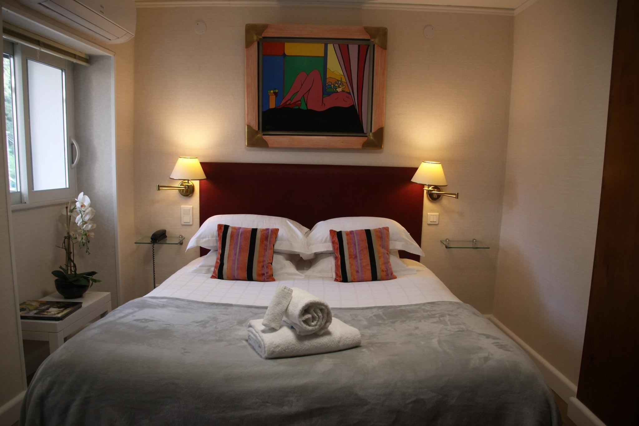 Relaxation, luxury, well-being: those are the 3 keywords that fit this holiday home. The property has a balcony with a view, sauna and swimming pool. Ideal for a relaxing time with family or friends without babies due to safety and security. There is also an on-site restaurant offering breakfast at an additional cost of 16 euros per person per day.
Mazzola is a small village located in the heart of Corsica. The village offers a beautiful view of the surrounding mountains and valleys and is surrounded by lush green forests and meadows. Visitors can enjoy the calm and relaxed atmosphere of the village and explore the many hiking trails that run through the beautiful landscape. One popular route is the Sentier de la Transhumance, which runs through the mountains and valleys of Corsica and offers spectacular views. In the village itself there are a few restaurants and cafés.
The holiday home has a bedroom with a private bathroom, accessible from the outside. The other areas, such as the kitchen and living room, are shared with other guests. An extra bed can be added at an additional cost.