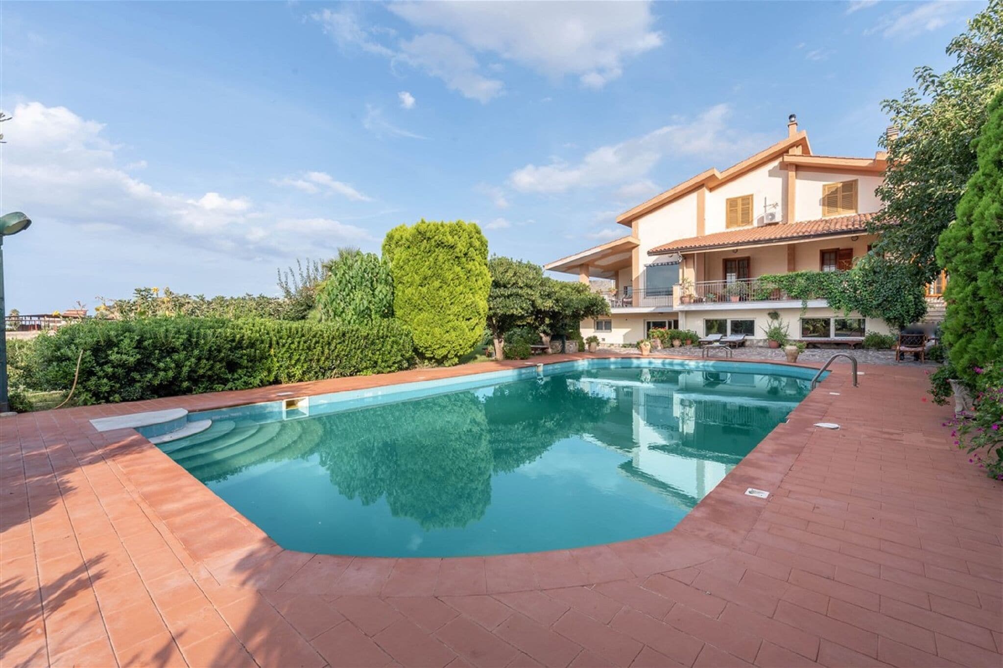 Splendid Villa with swimming pool a stone's throw from Palermo