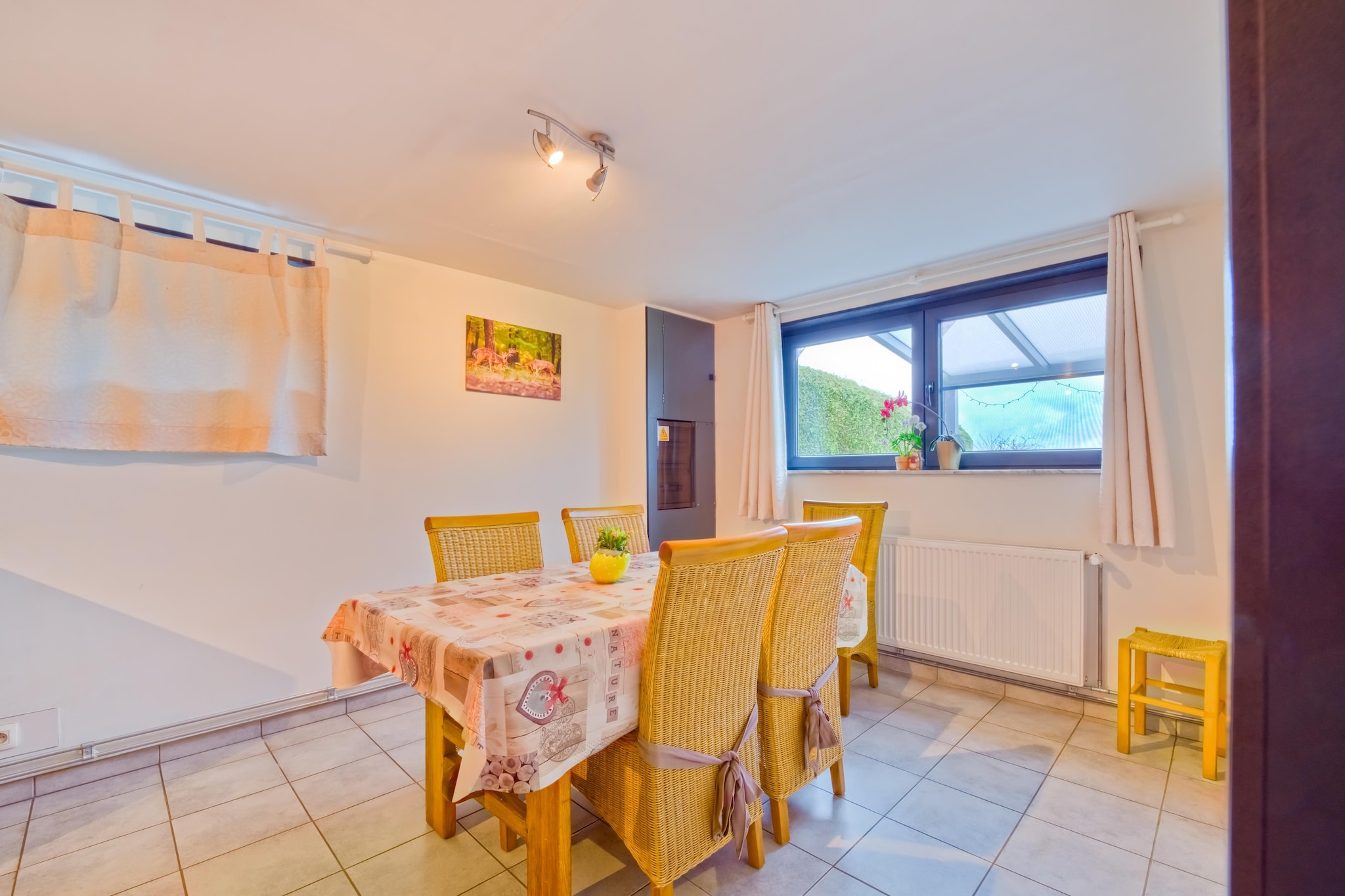 Très belle habitation à Lierneux pour 5 adultes-Salle à manger