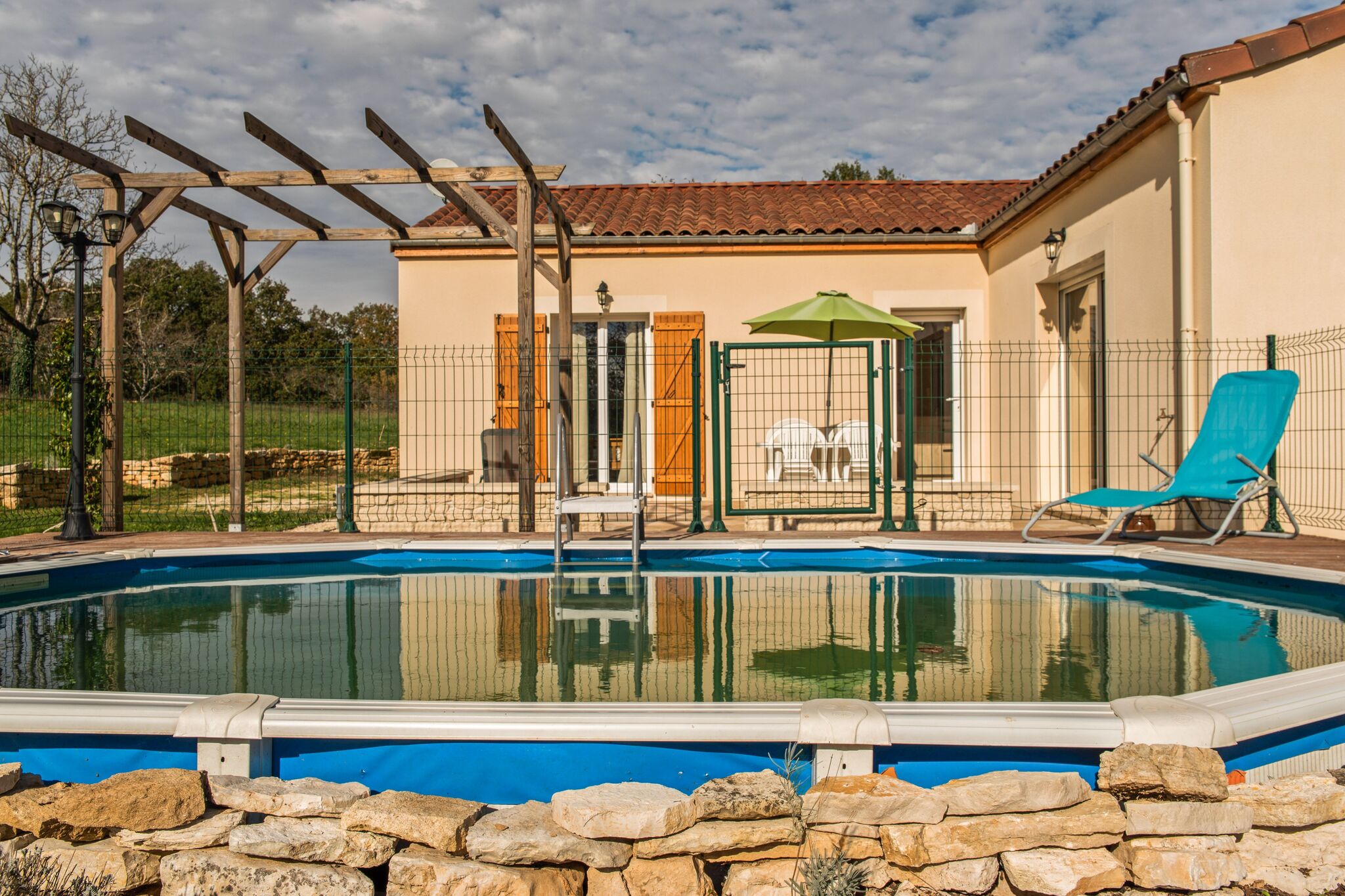 Aangenaam vakantiehuis in Cazals met een zwembad