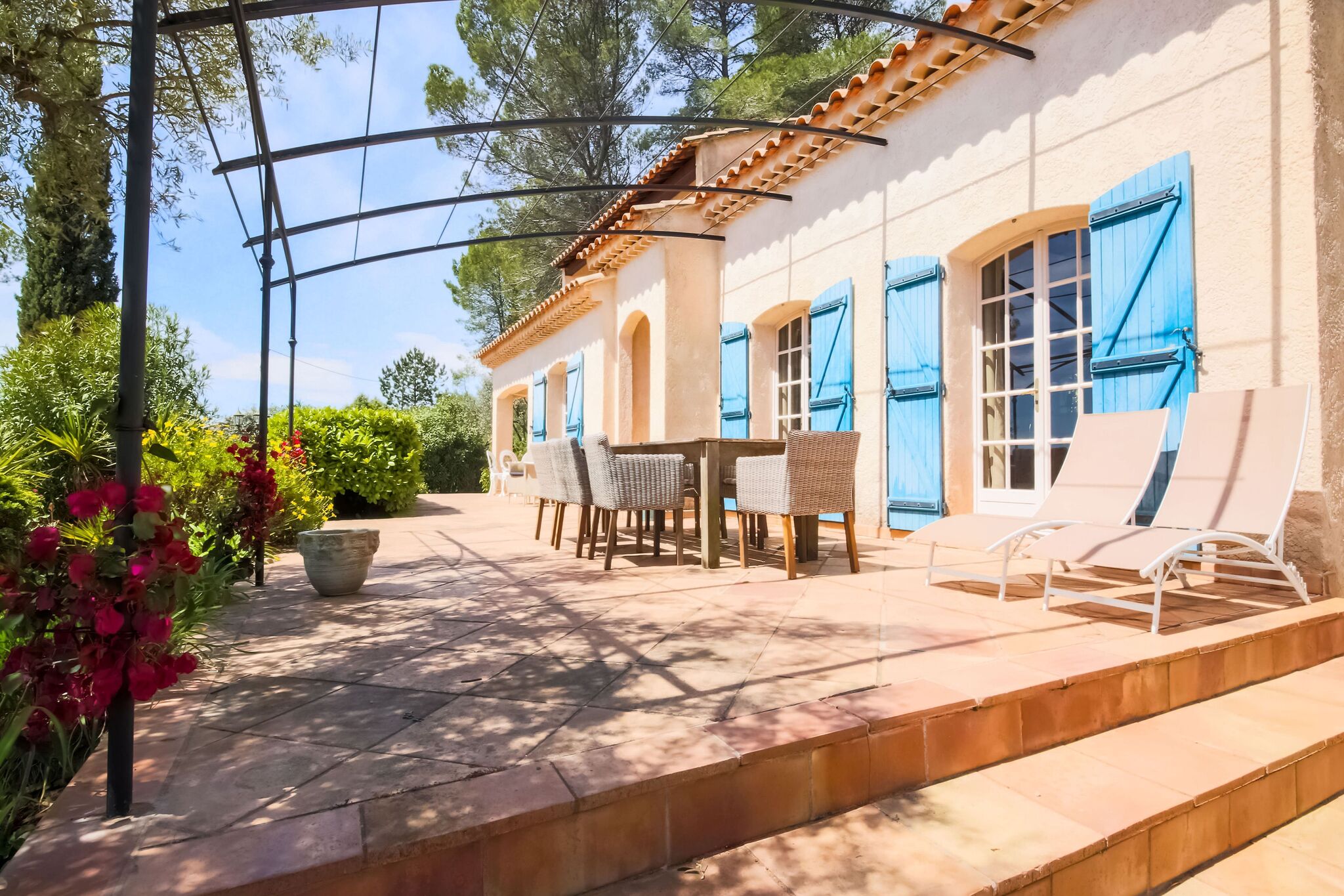 Mooi vakantiehuis in Lorgues met uitzicht en privézwembad