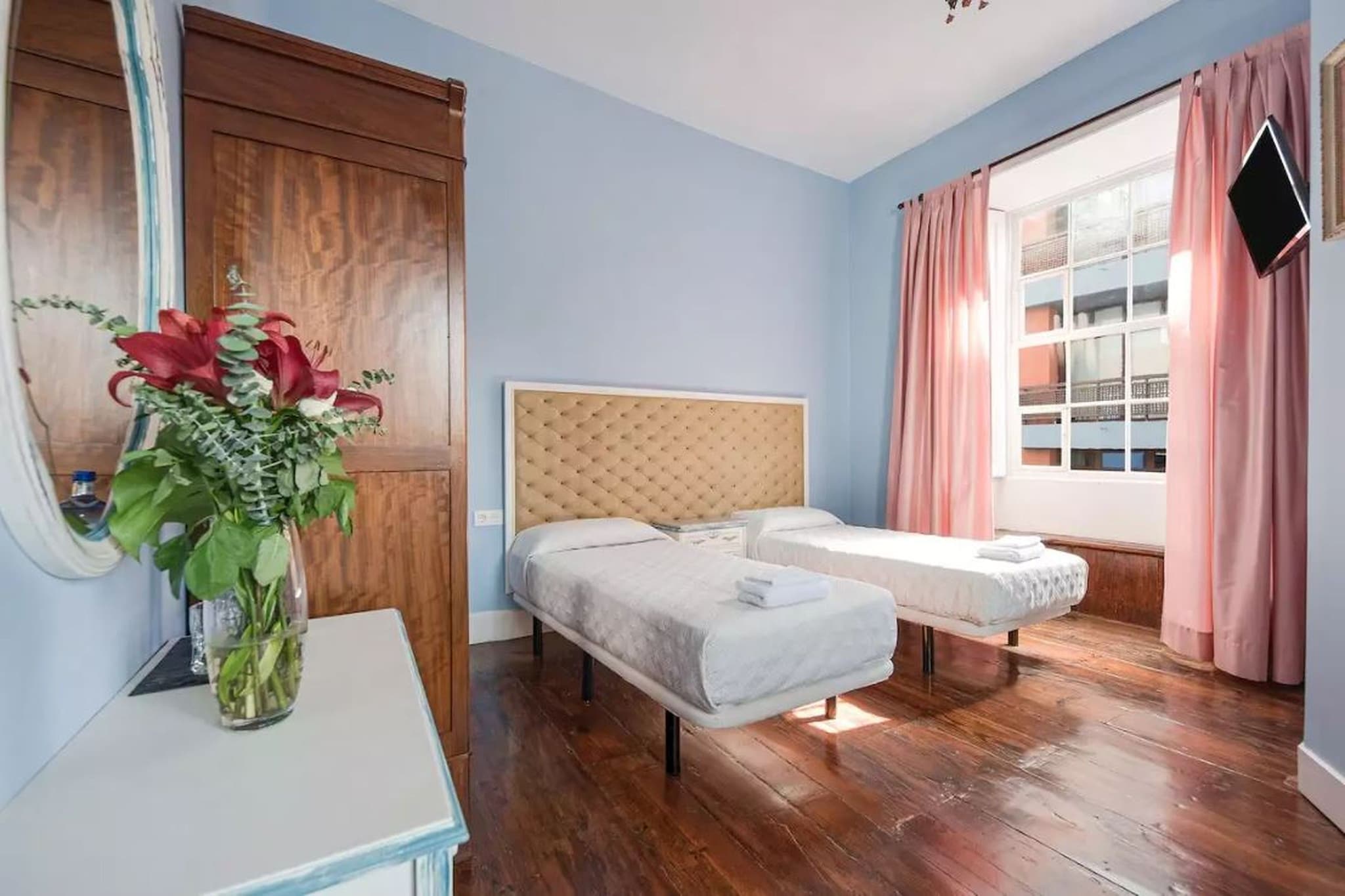 Ground floor: (Entrance(shared with other guests, reachable from the outside)(stair gate))\n\nOn the 1st floor: (Living room(seating area, stair gate))\n\nOn the 2nd floor: (Kitchen(hob, electric kettle, toaster, hood, coffee machine, microwave, fridge-freezer, Juicer), bedroom(single bed(105 x 190 cm), single bed(105 x 190 cm), double bed(160 x 200 cm), shower, washbasin, toilet), Bedroom with bathroom(single bed(90 x 190 cm), single bed(90 x 190 cm), shower, washbasin, toilet, bidet, balcony), cot)\n\nAttic: (Kitchen(hob(4 ring stoves, electric), coffee machine, microwave, fridge-freezer), Living/diningroom(TV(flatscreen), dining table(2 persons), seating area(2 persons)), bedroom(double bed or 2 single beds(90 x 200 cm)), bathroom(shower, washbasin, toilet), relaxation area(seating area(2 persons)), terrace(private, 25 m2), roof terrace)\n\nwashing machine, heating, ironing board, iron