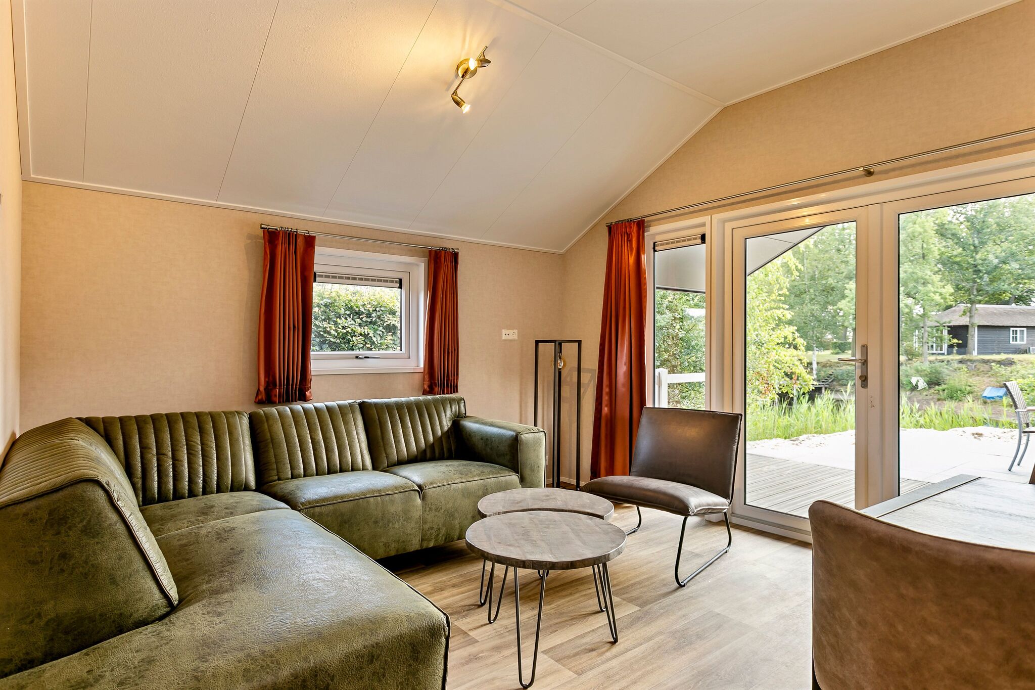 Luxurious lodge with airco, located beside a lake