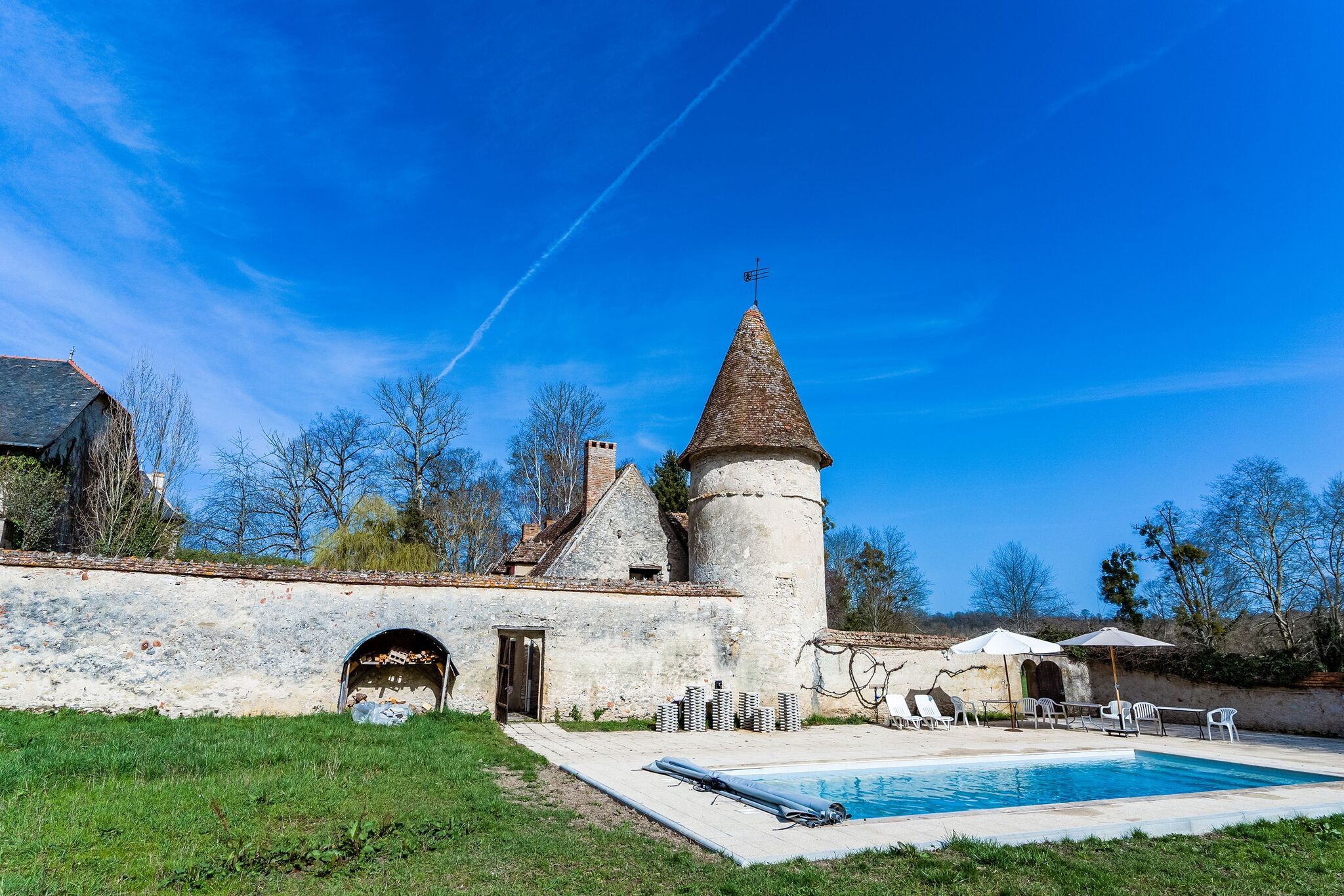 Historisches Schloss in Le Veurdre mit Swimmingpool, Billard