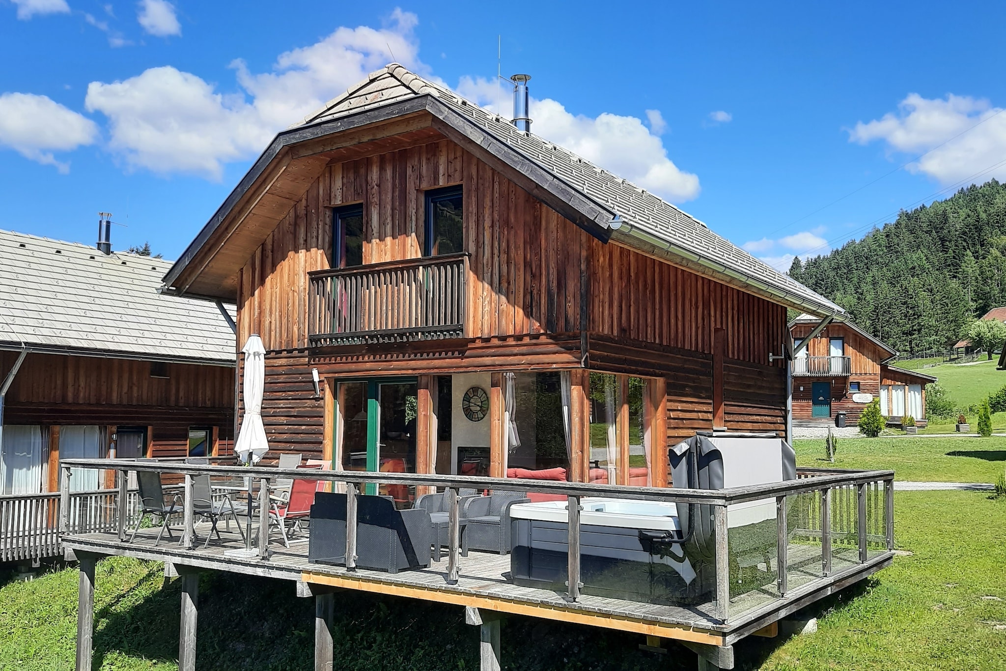 This modern, detached premium wooden chalet for a maximum of 8 people is located in St. Georgen ob Murau in Styria and is located in beautiful surroundings in a small holiday park in the immediate vicinity of the Kreischberg ski area.
The holiday park is quietly yet centrally located in the middle of beautiful nature. The valley station of the Kreischbergbahn takes you directly to the Kreischberg ski area with a total of 42 kilometers of slopes. Other ski and cross-country skiing areas in the immediate vicinity include Hirnkopf-Flattnitz (Glödnitz) in Central Carinthia (approx. 20 minutes) with 8 kilometers of slopes and 5 lifts, Turracher Höhe, one of the most diverse ski areas in the Southern Alps with 43 kilometers of slopes and 15 cable cars and ski lifts (approx. 30 minutes), the Prebersee high-altitude cross-country ski run in approx. 30 minutes and the cross-country skiing area in Schönfeld - Innerkrems (approx. 40 minutes).
The regional capital Murau can be reached in 5 minutes by car and offers many shopping opportunities and there is also a swimming pool. You can cycle on the very popular Murtal cycle path. From the chalet you can also easily reach many excursion destinations with the Murtalbahn, as the Kaindorf Süd station is only 200 meters from the house (in winter it also serves as a ski bus). There is also a golf course and a large riding stable nearby (1 km). Bread delivery service can be arranged on site. In short: everything for a wonderful holiday.