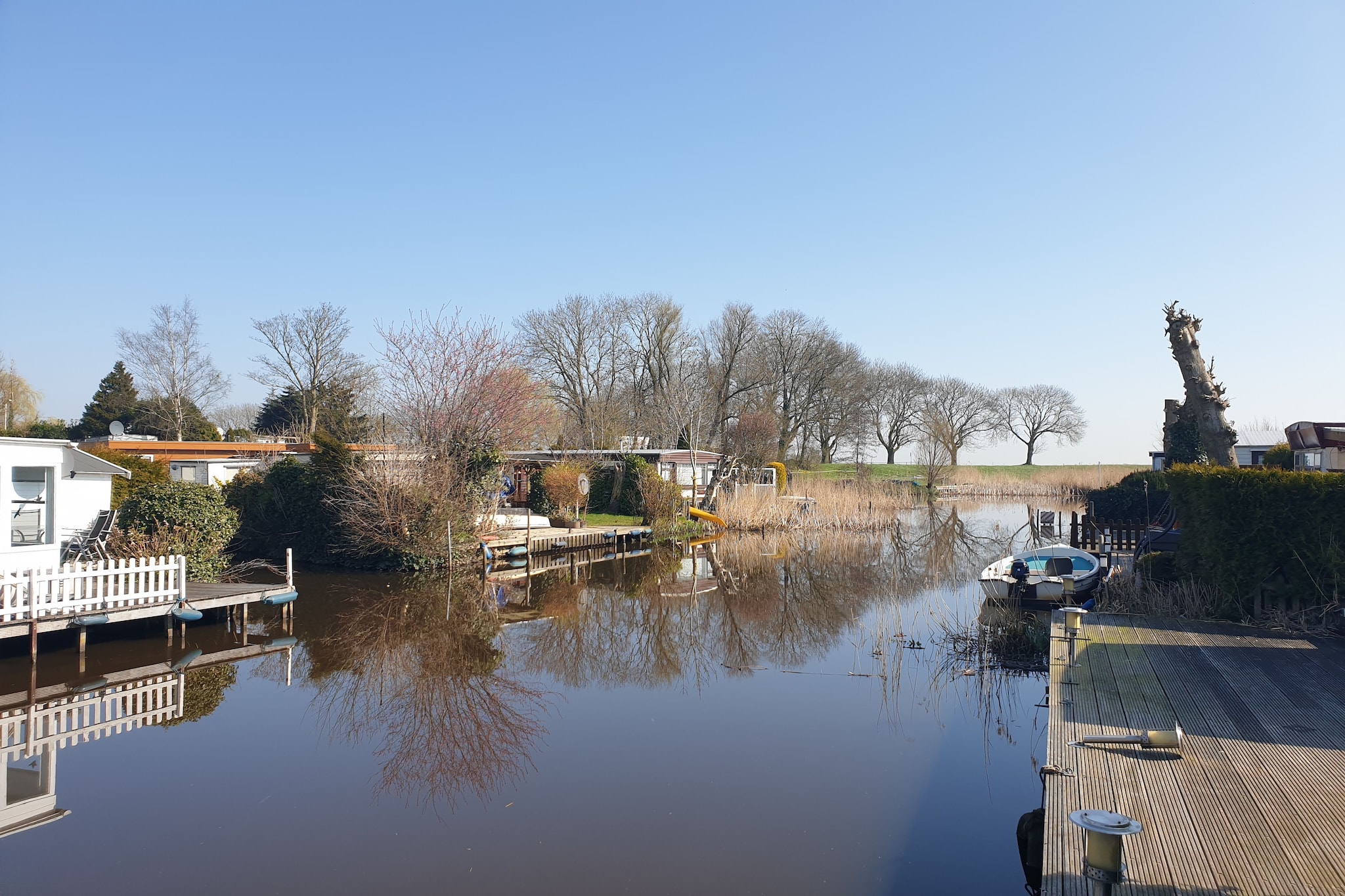 Ground floor: (open kitchen(electric kettle, cooker(4 ring stoves, gas), coffee machine, fridge-freezer, Blender), Living/diningroom(dining table(6 persons), seating area(6 persons)), bedroom(double bed), bedroom(bunk bed), bedroom(bunk bed), bathroom(shower, washbasin, toilet))\n\nBoat: \n\njetty, tumble dryer, washing machine, terrace(private), garden furniture, parking lot(public), Garden shed